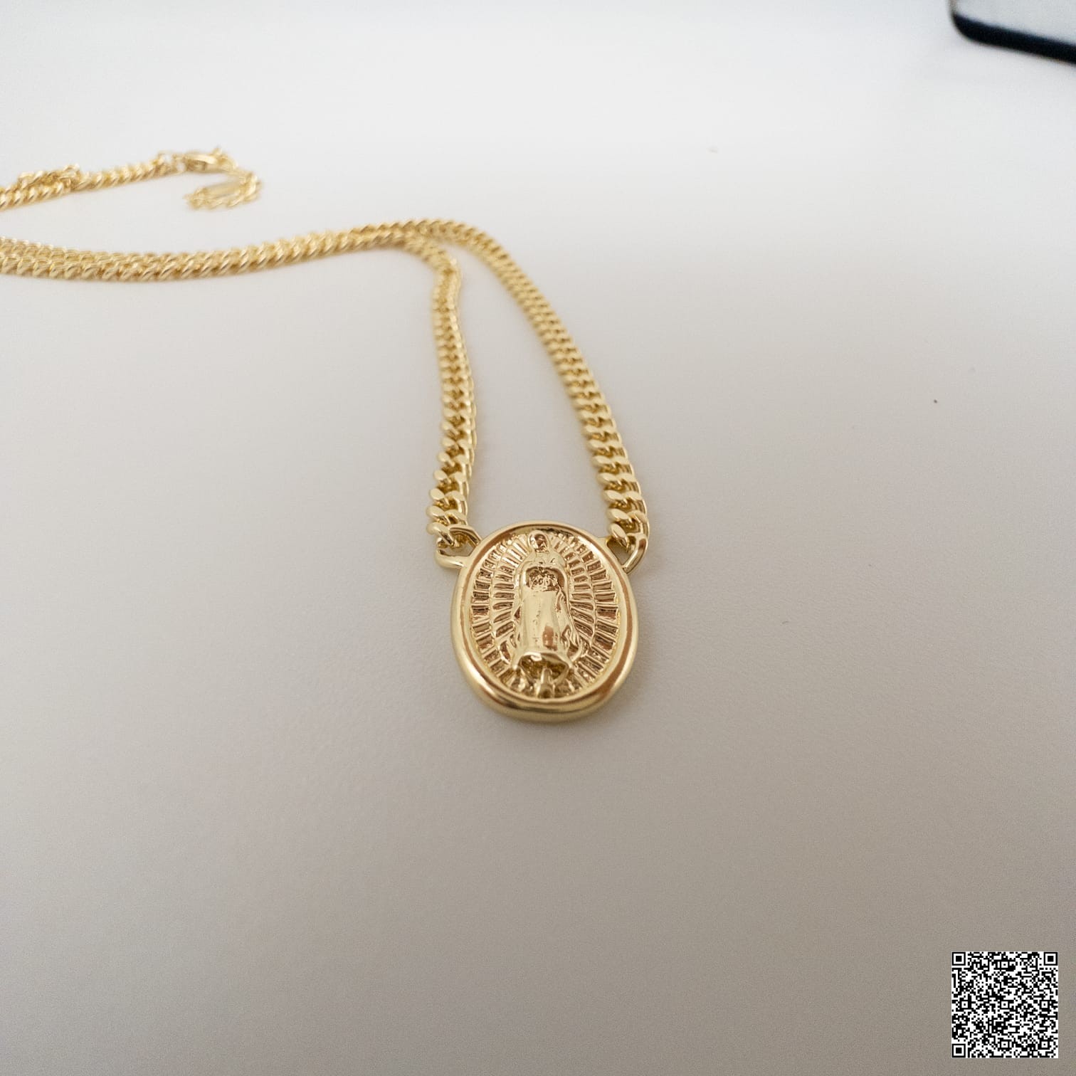 Goldfarbene Medaillon Halskette Mit Marienmotiv Religiöser Schmuck