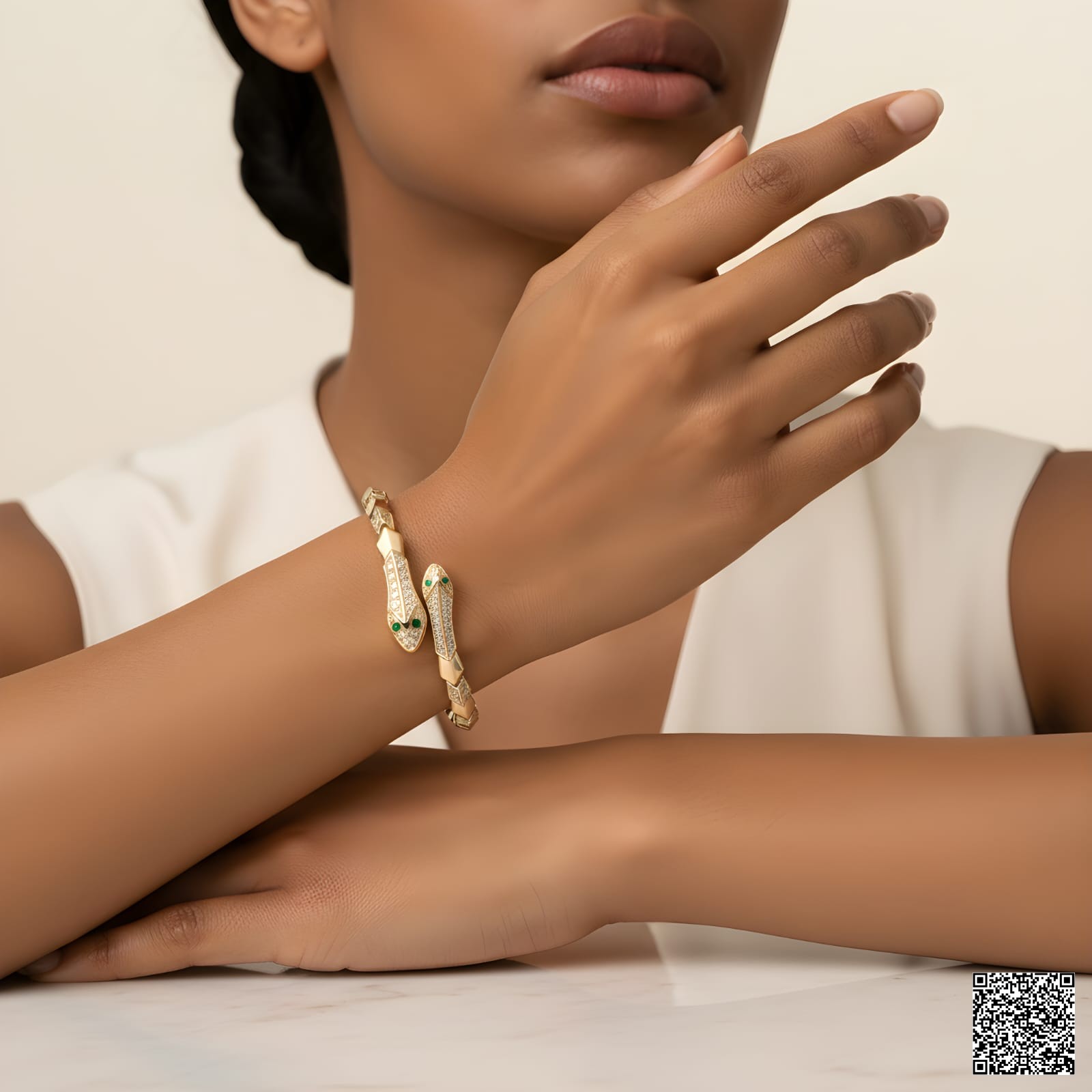 Elegantes Goldfarbenes Armband Mit Strass Und Grünem Stein