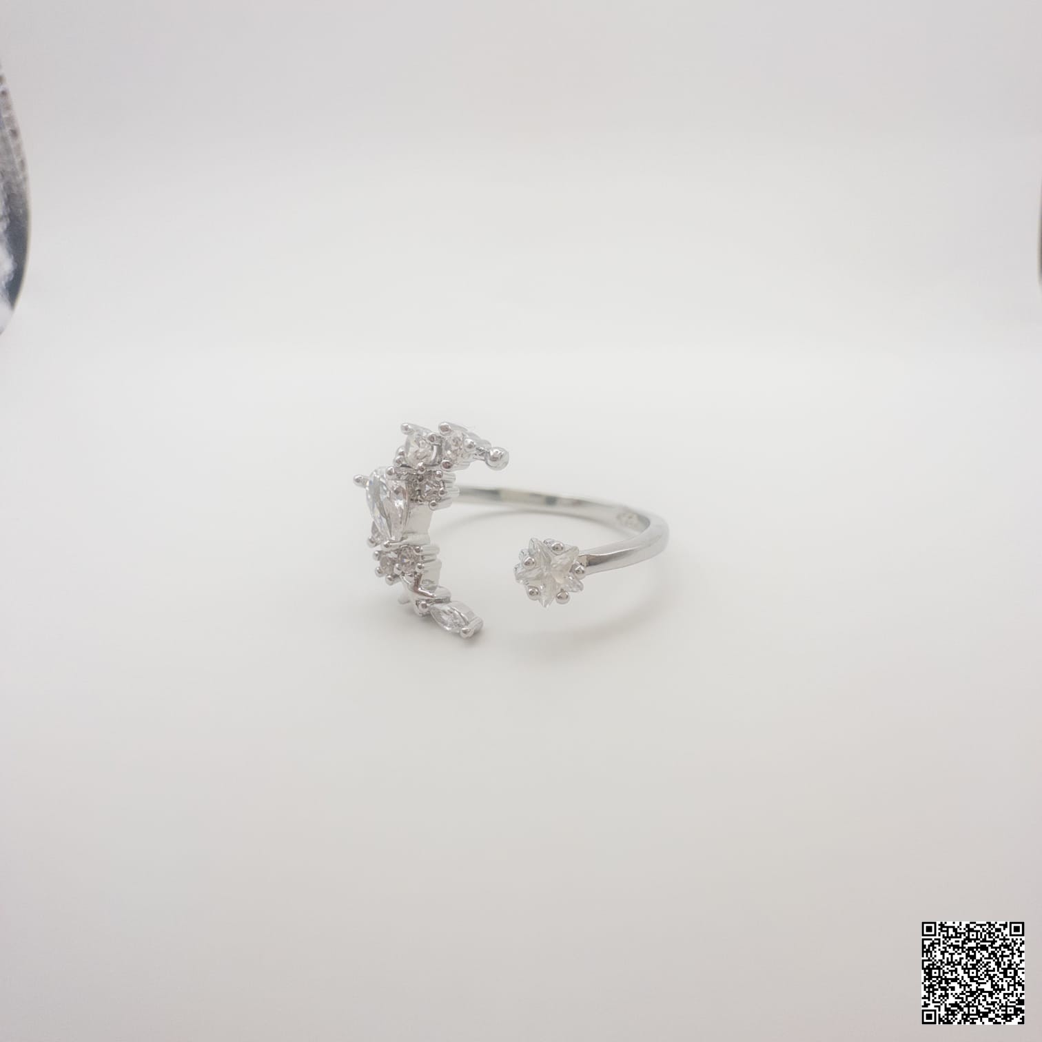 Eleganter Damen Ring Silber Mit Funkelnden Blüten-Details