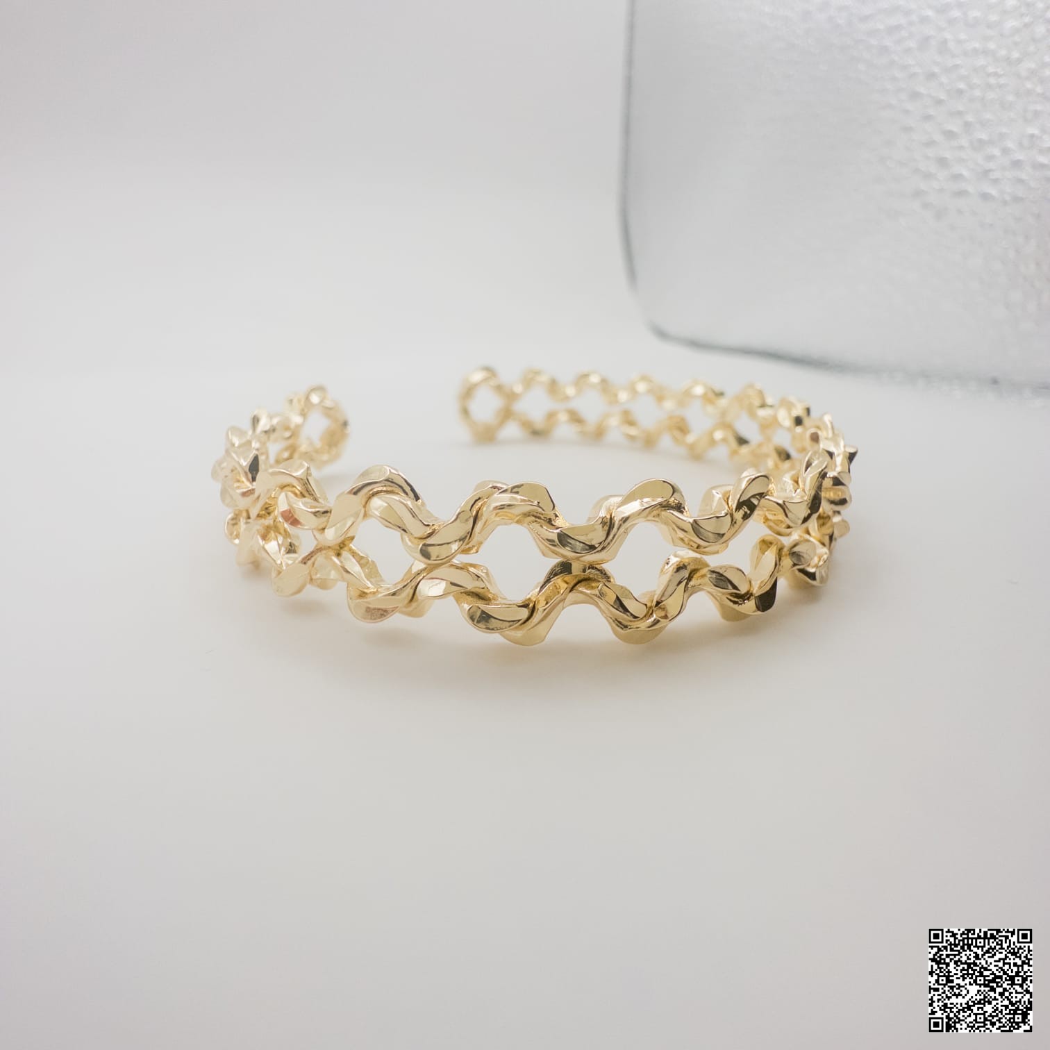 Eleganter Goldring Mit Filigranem Wellen-Design