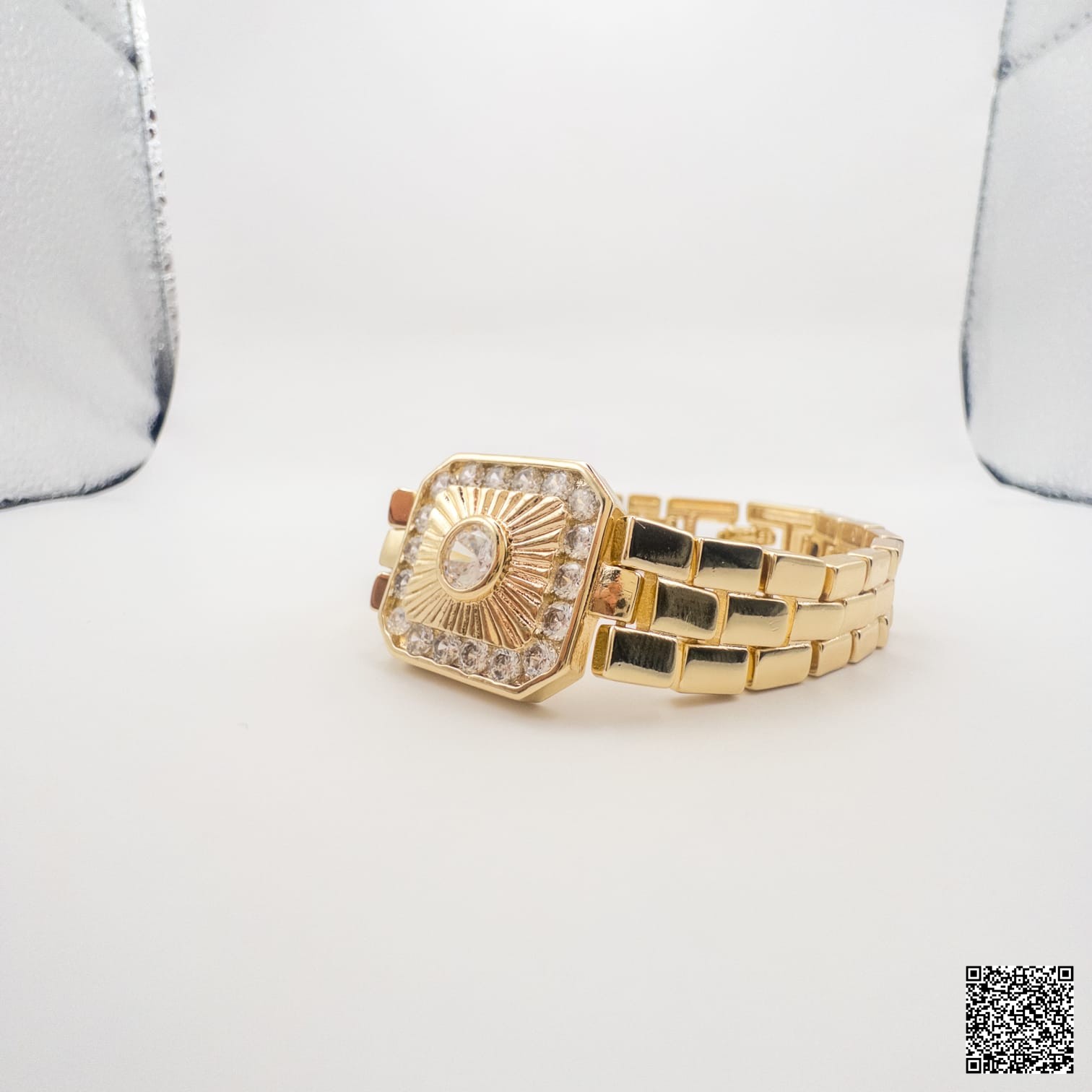 Elegante Goldfarbene Armbanduhr Mit Funkelndem Zifferblatt