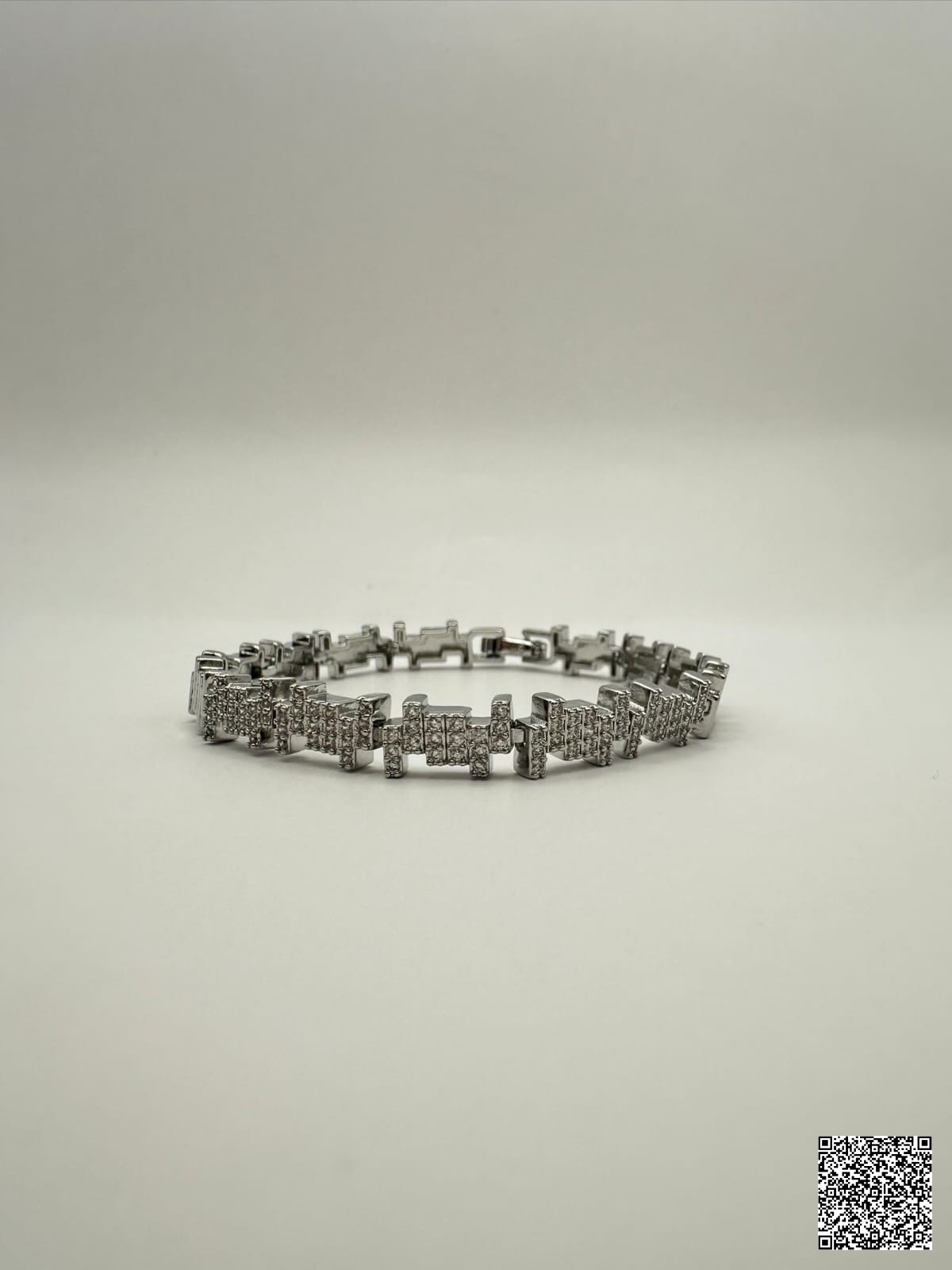 Elegantes Silber Armband Mit Funkelnden Schmucksteinen Und