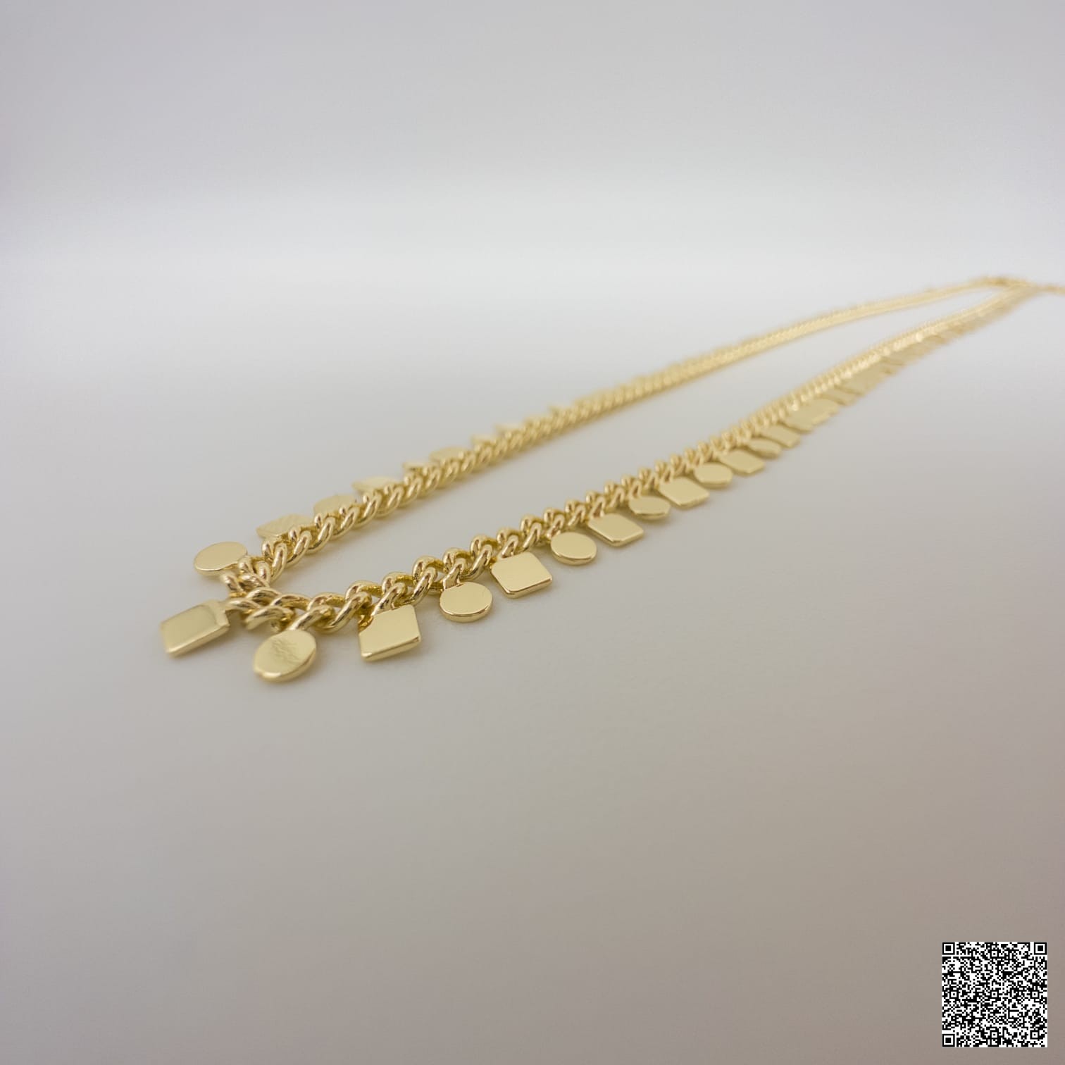 Elegante Goldfarbene Halskette Mit Feinen Plättchen-Details Und