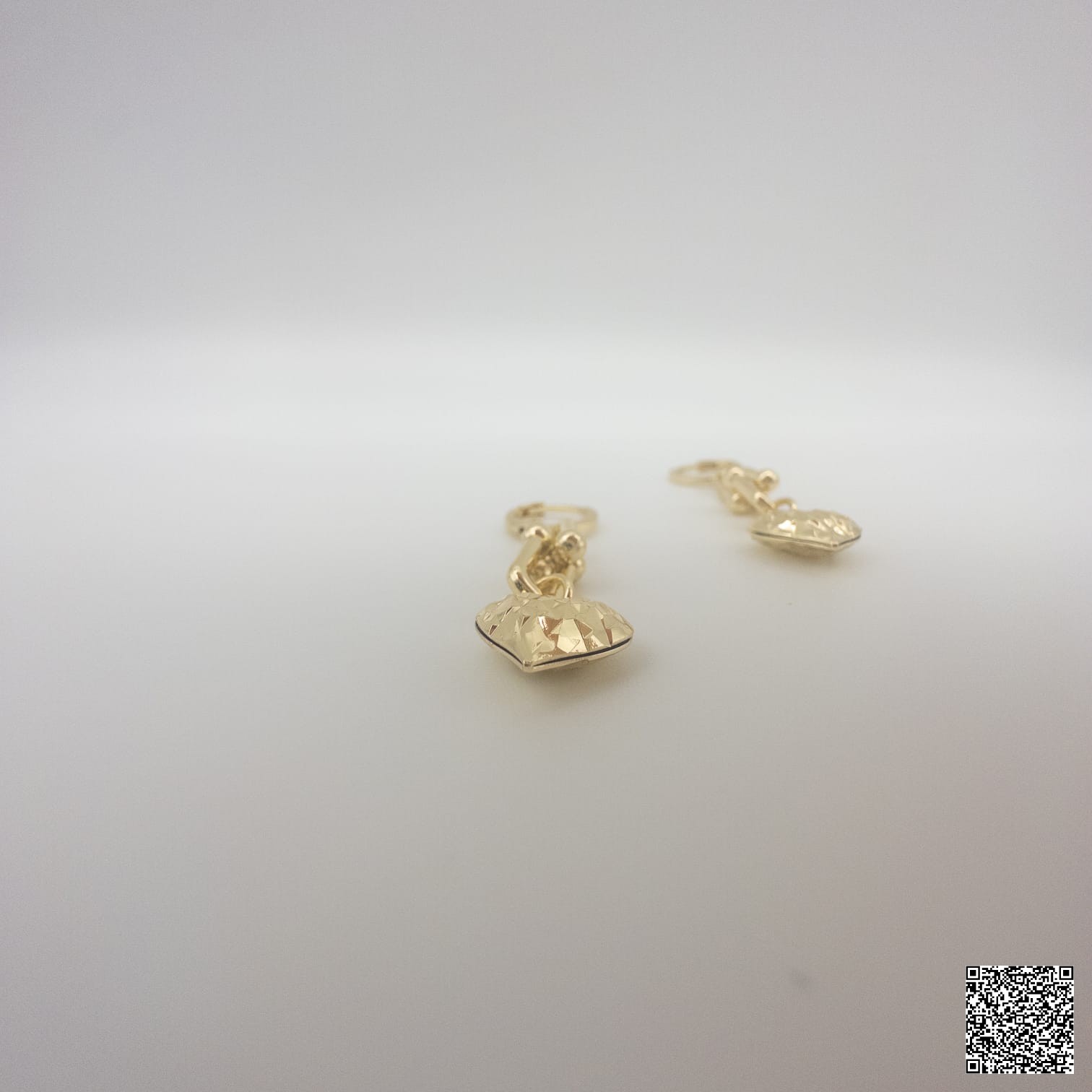 Goldfarbene Herz Hängeohrringe Mit Gliederdesign Elegante Damen