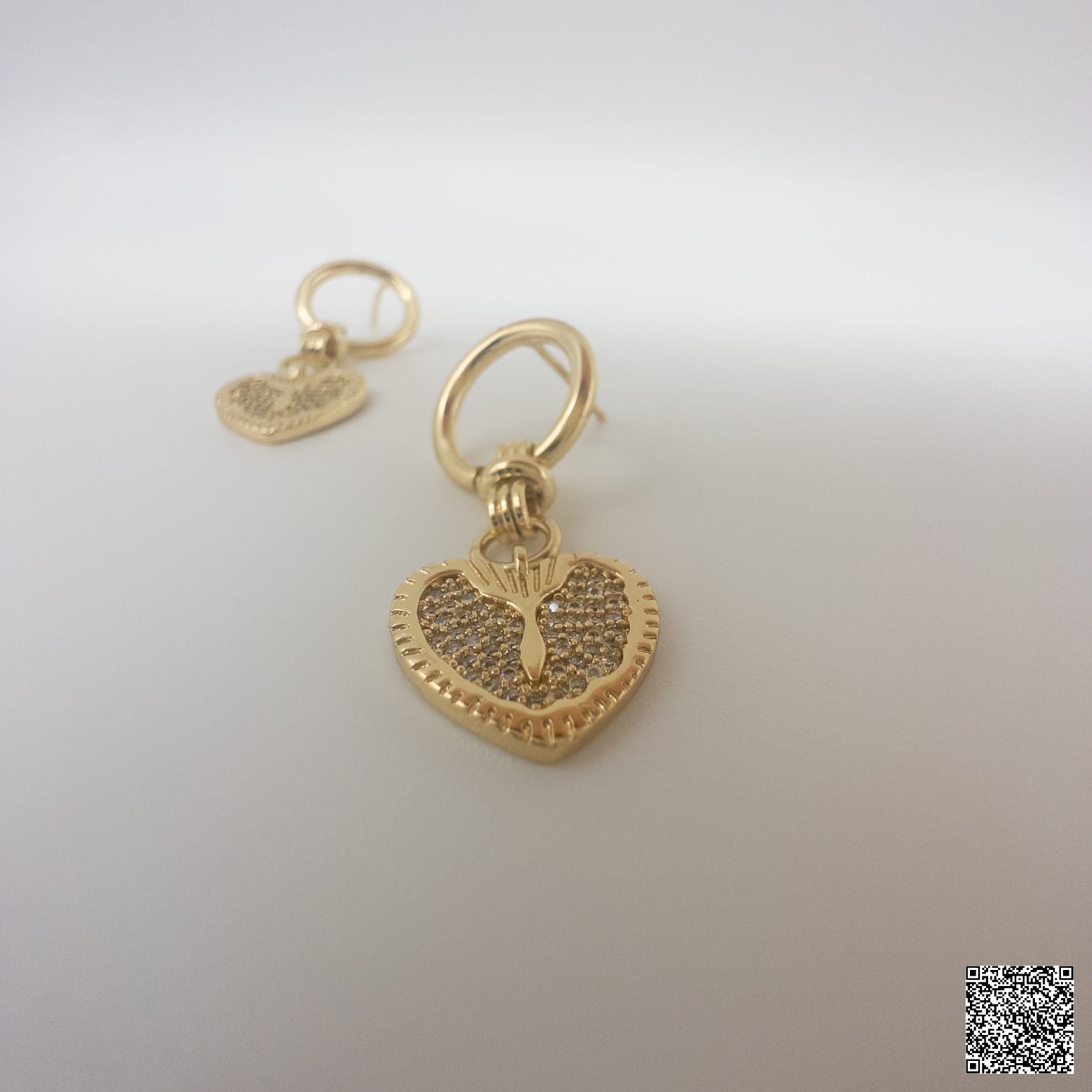 Goldfarbene Creolen Mit Herz Anhänger Und Zirkonia Elegante Damen