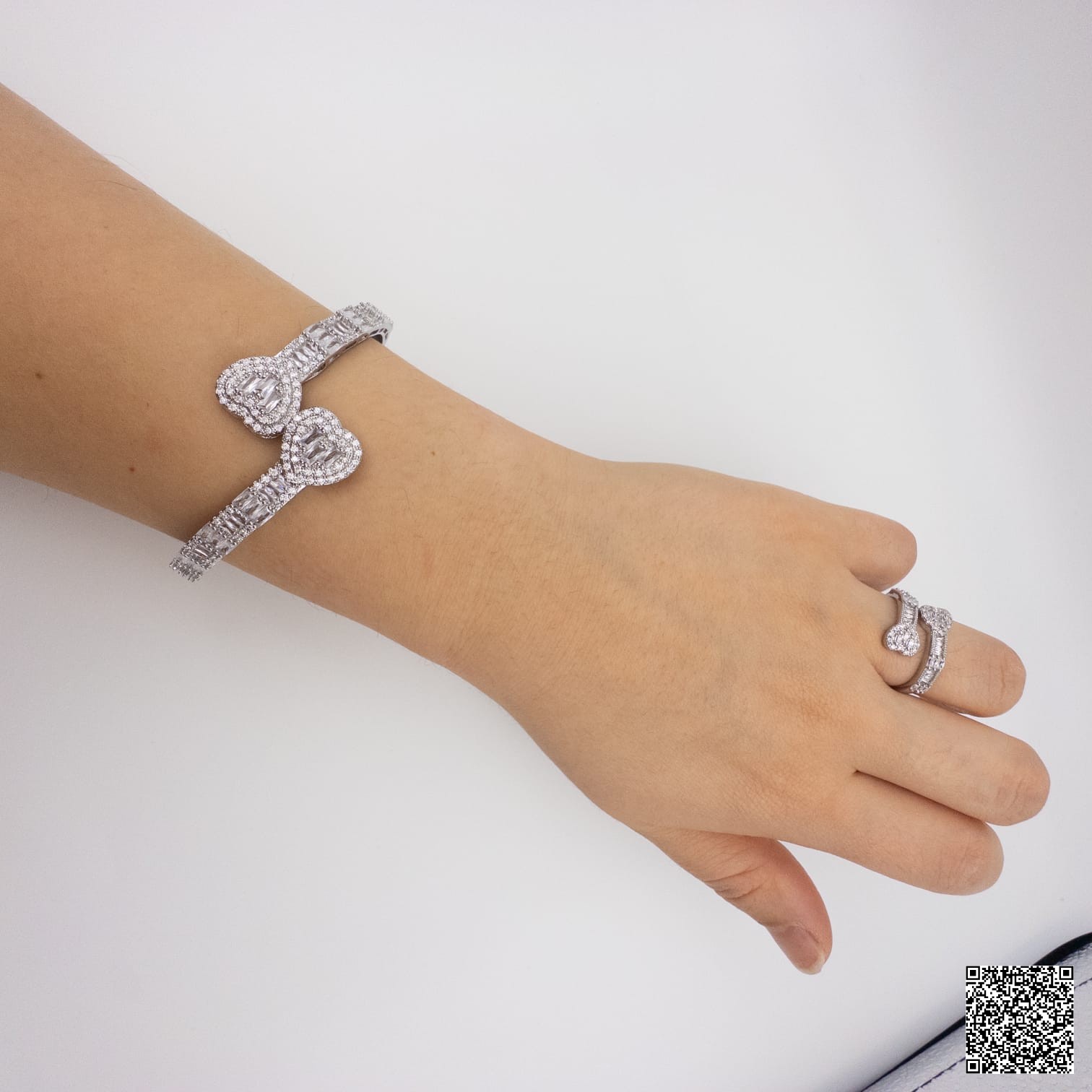 Silberfarbenes Schmuckset Mit Herz-Design Und Funkelnden