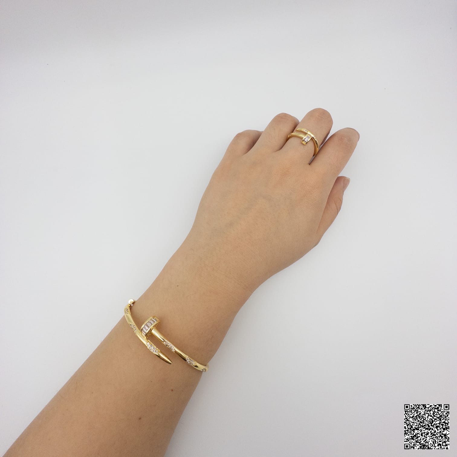 Goldfarbenes Schmuckset Mit Nagel-Design Und Kristallen