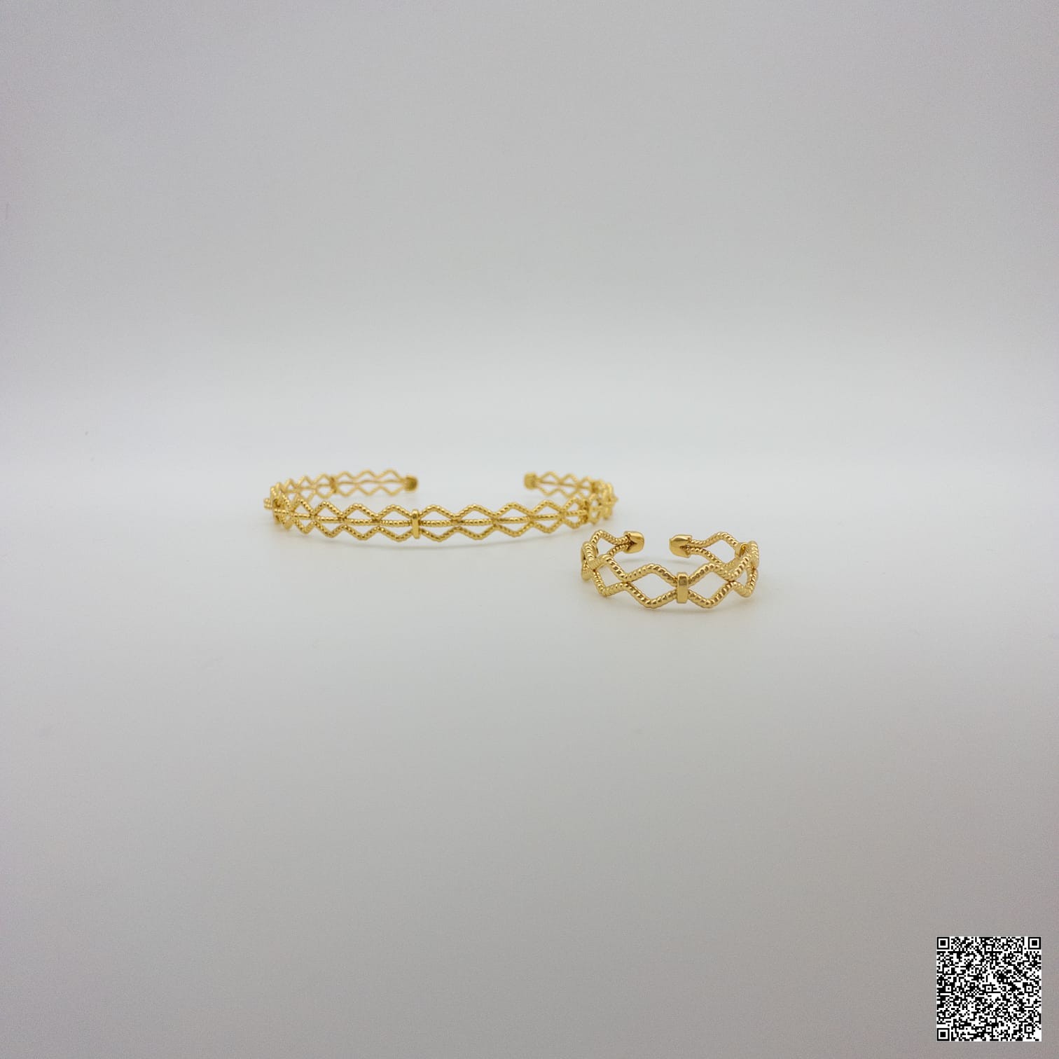 Goldfarbenes Schmuckset Mit Geometrischem Flechtdesign Erhältlich