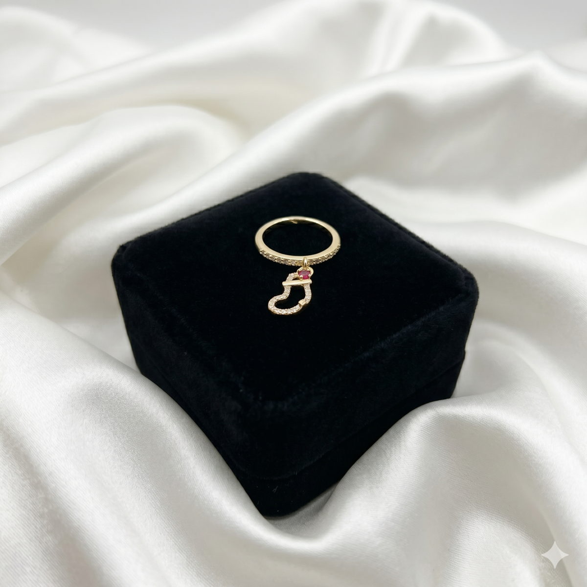 Goldfarbener Ring Mit Weihnachtsstrumpf-Anhänger & Zirkonia