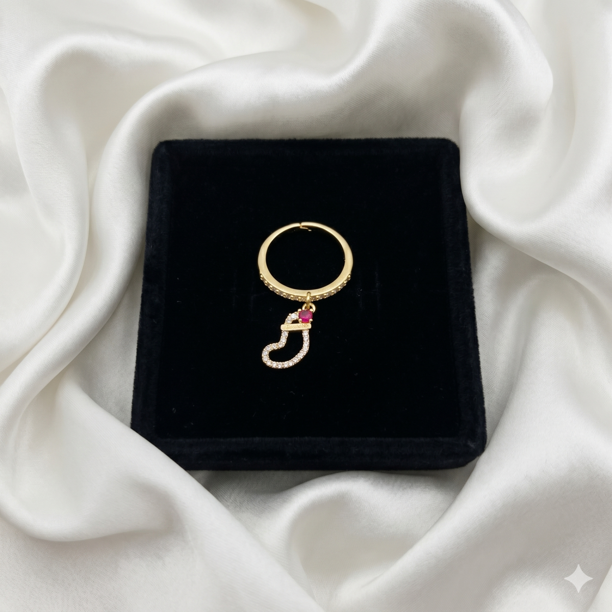 Goldfarbener Ring Mit Weihnachtsstrumpf-Anhänger & Zirkonia