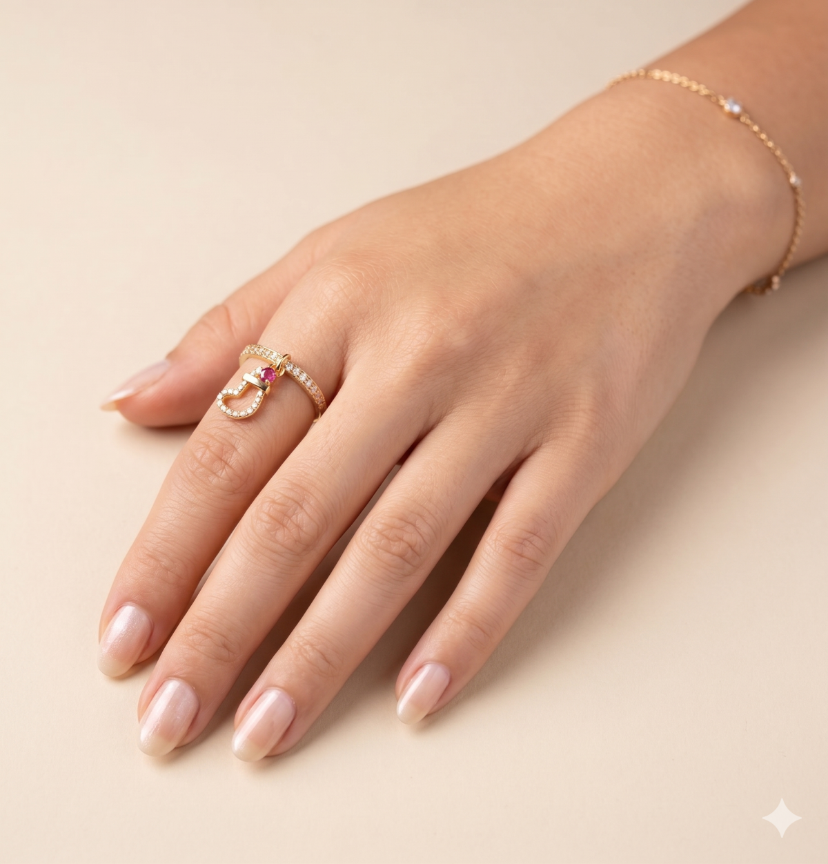 Goldfarbener Ring Mit Weihnachtsstrumpf-Anhänger & Zirkonia