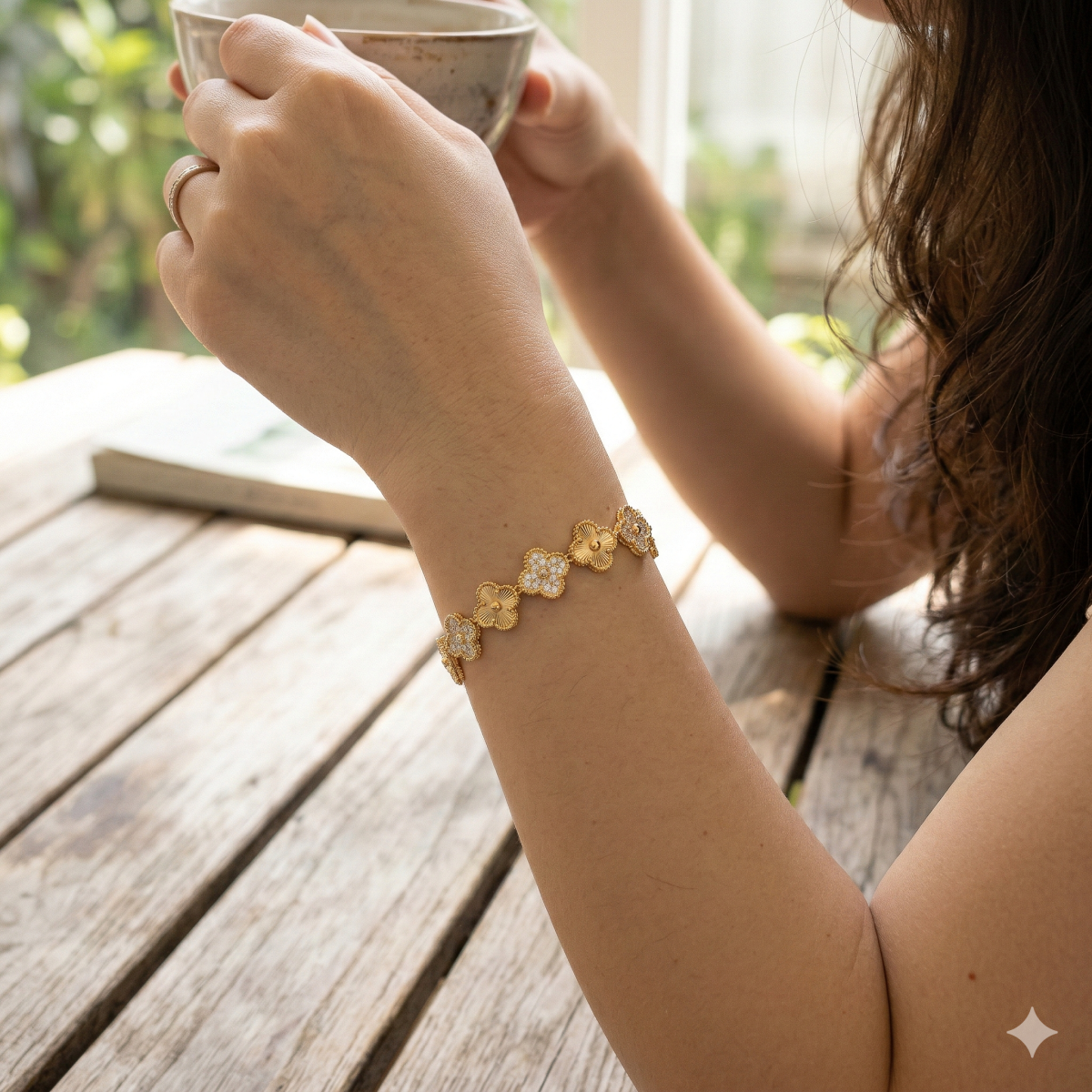 Elegantes Damen Armband Mit Blumenmotiv Und Funkelnden