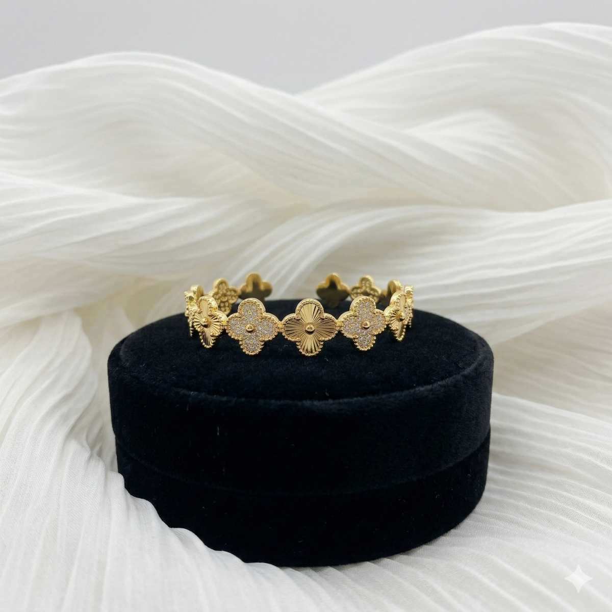Elegantes Damen Armband Mit Blumenmotiv Und Funkelnden