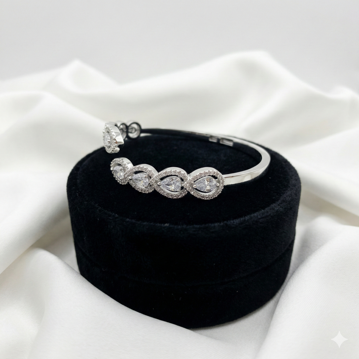Elegantes Schmuckset Aus Armband Und Ring Mit Funkelnden