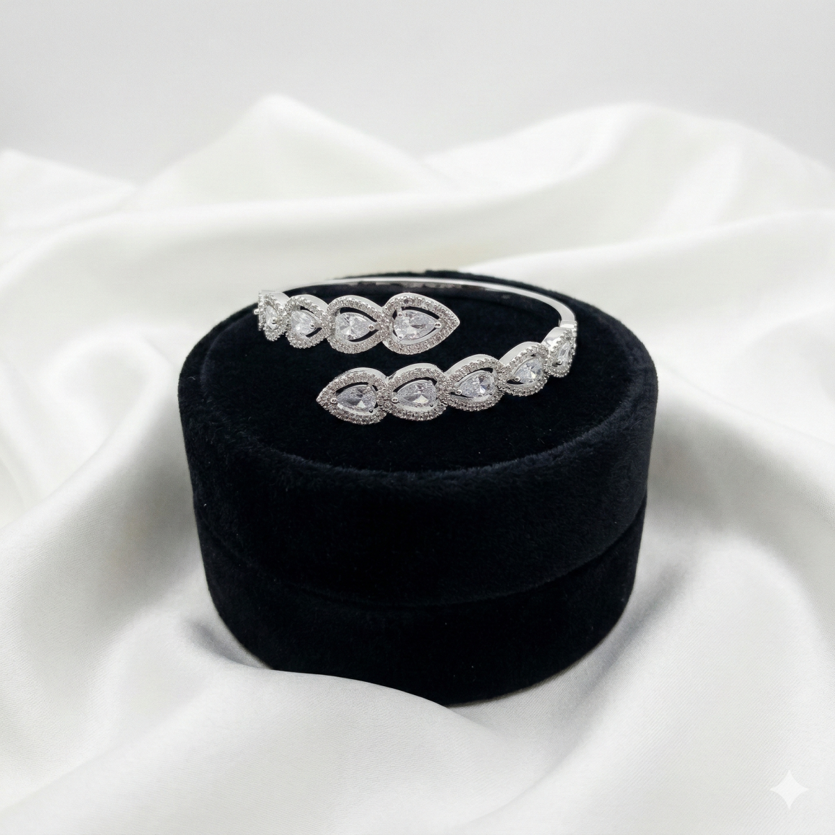 Elegantes Schmuckset Aus Armband Und Ring Mit Funkelnden