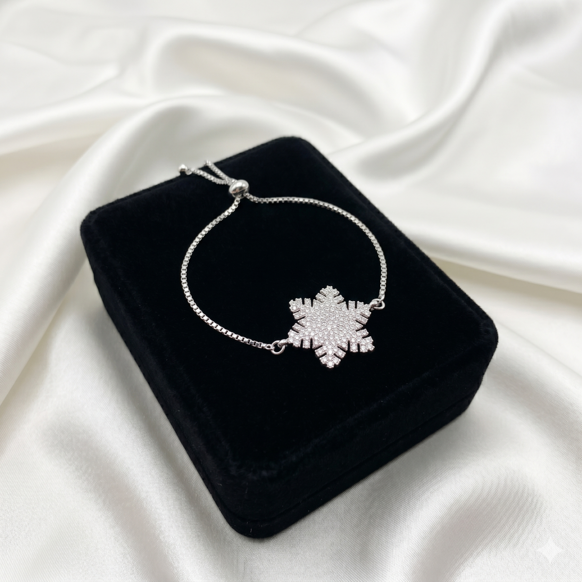 Elegantes Damenarmband Mit Funkelndem Schneeflocken-Anhänger