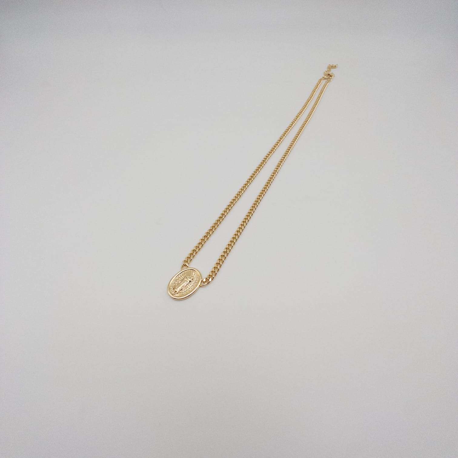 Goldfarbene Medaillon Halskette Mit Marienmotiv Religiöser Schmuck