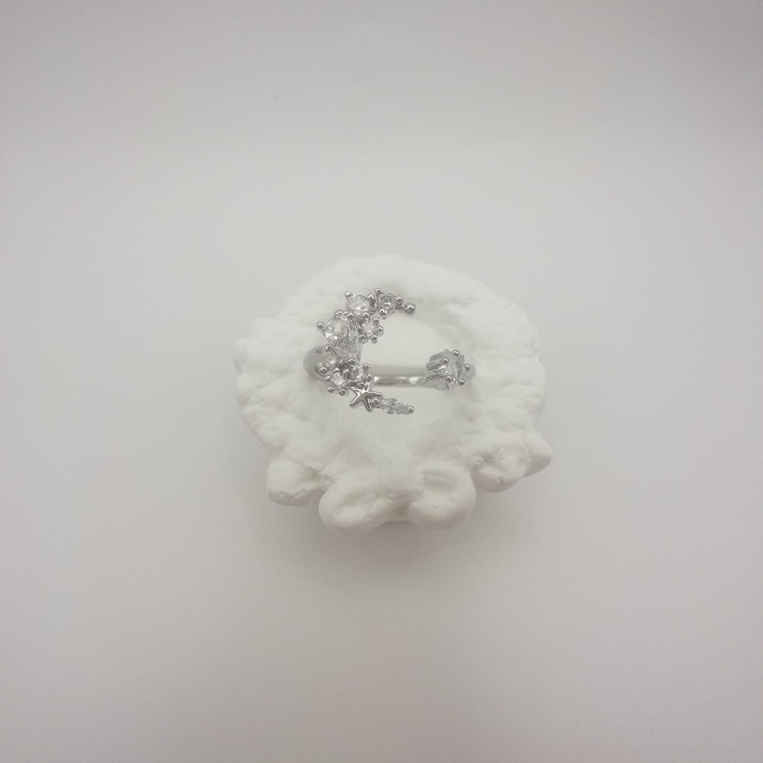 Eleganter Damen Ring Silber Mit Funkelnden Blüten-Details