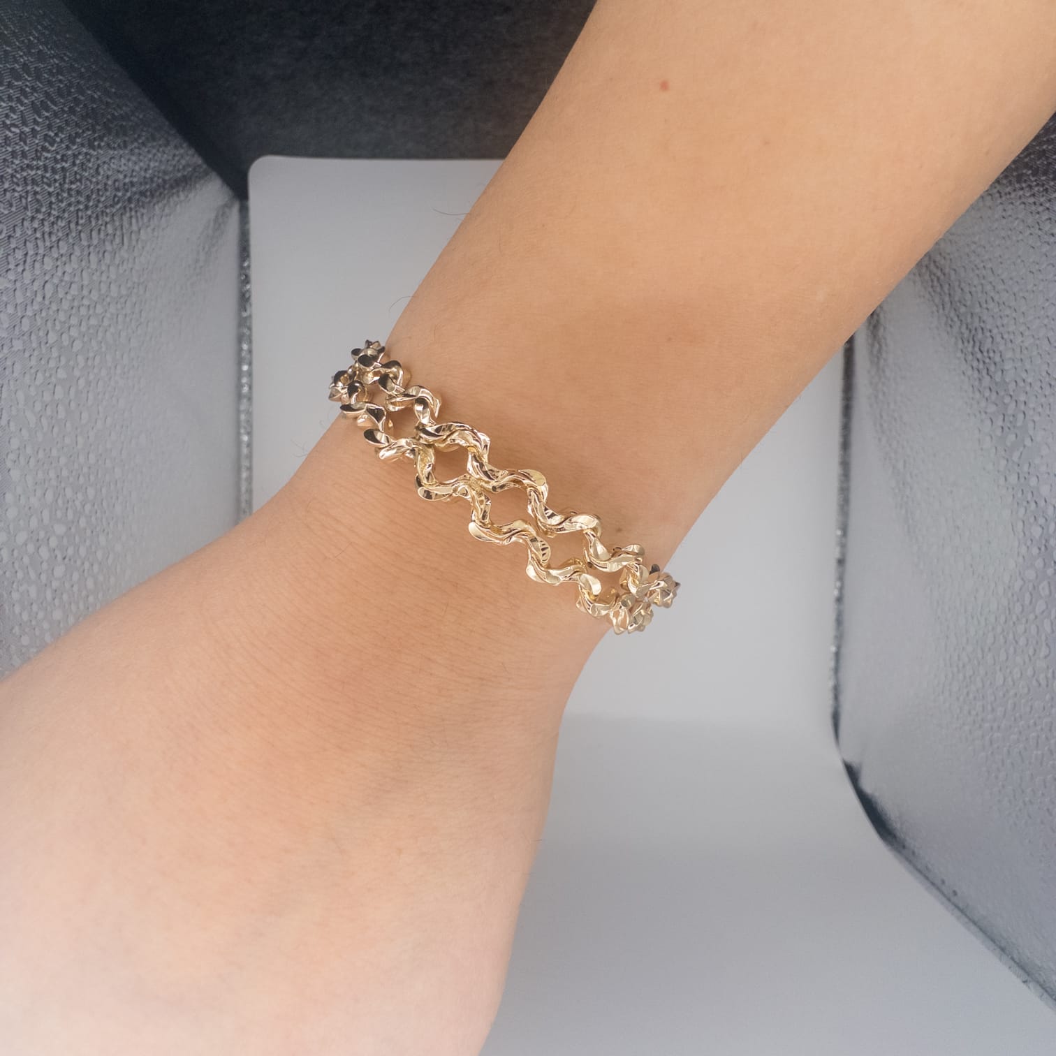 Eleganter Goldring Mit Filigranem Wellen-Design
