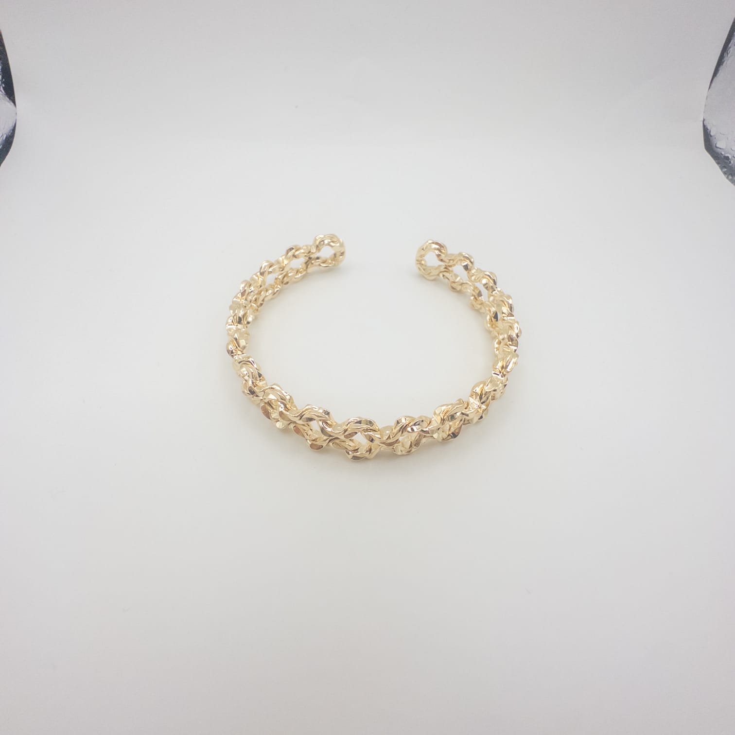 Eleganter Goldring Mit Filigranem Wellen-Design