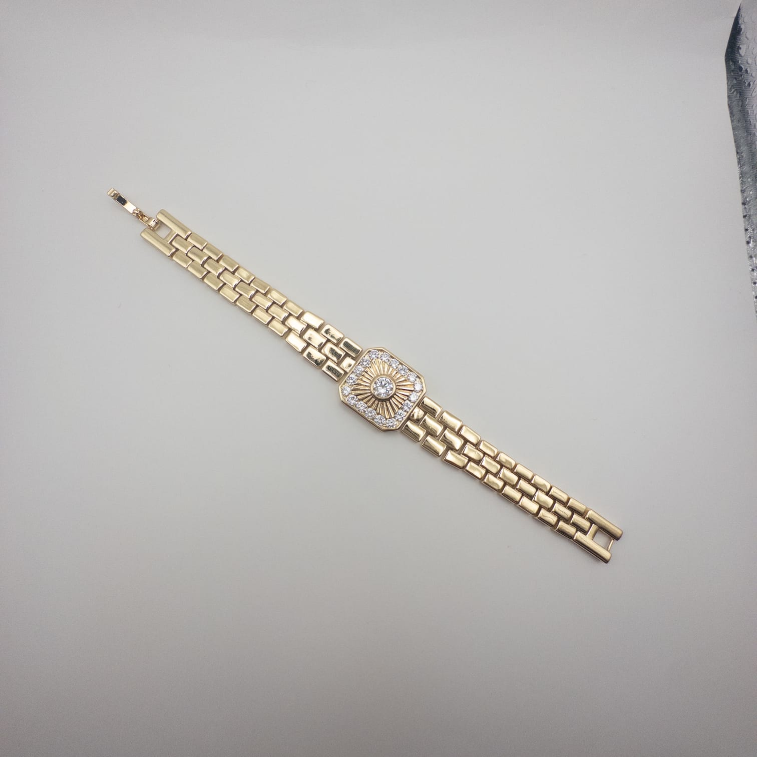 Elegante Goldfarbene Armbanduhr Mit Funkelndem Zifferblatt