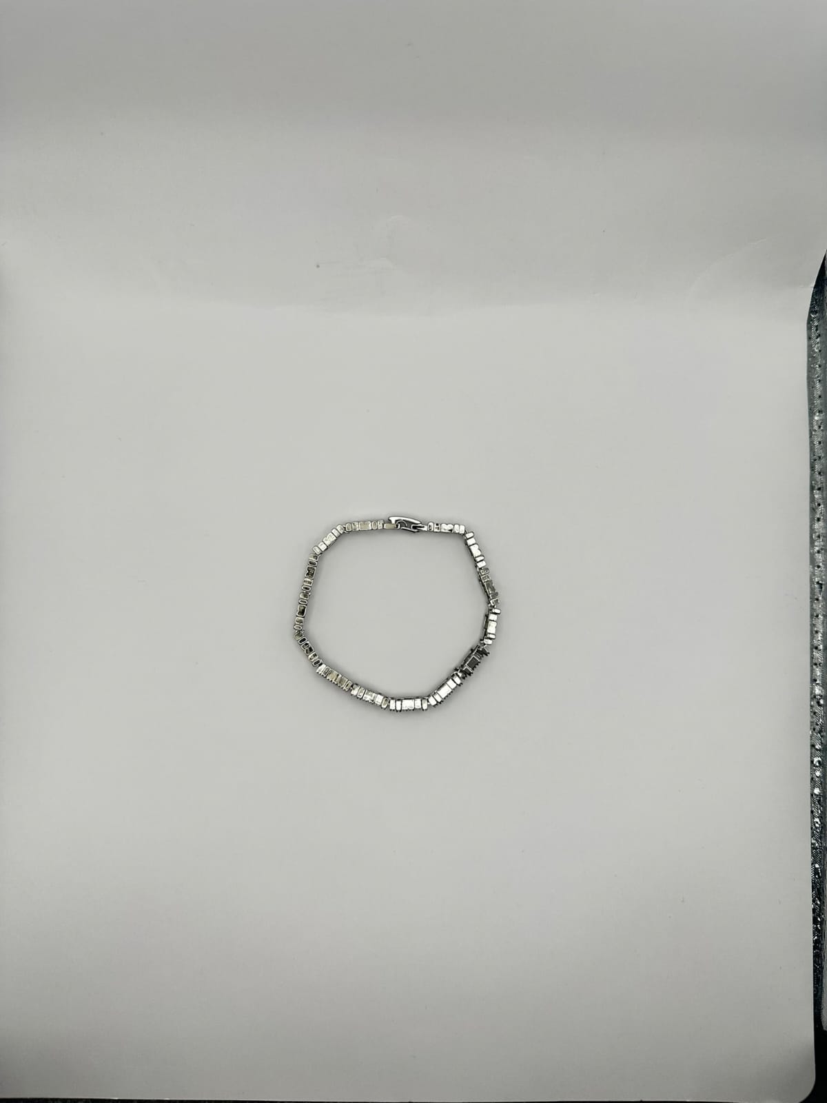 Elegantes Silber Armband Mit Funkelnden Schmucksteinen Und