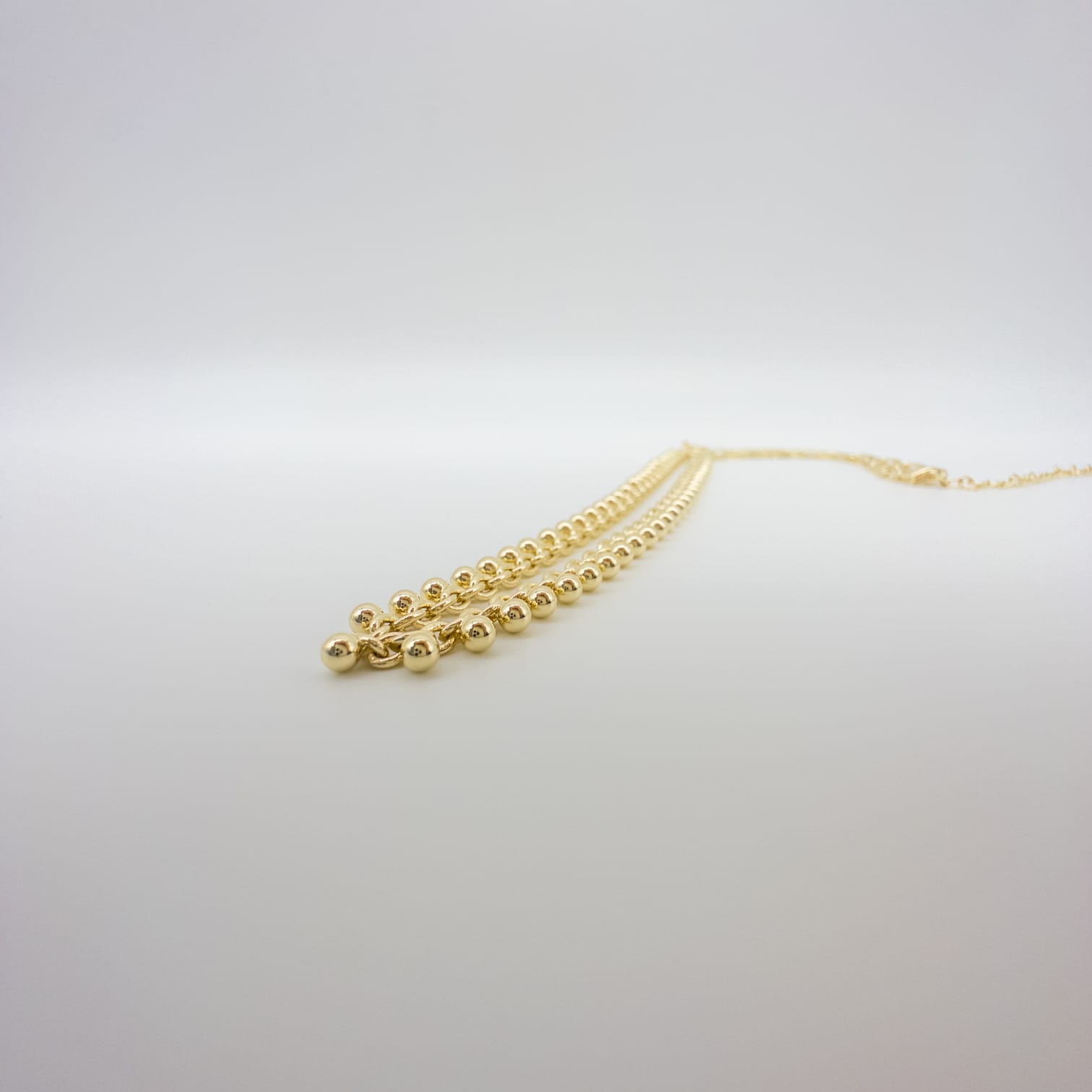 Elegante Goldfarbene Perlenkette Mit Feinem Kugel-Gliederdesign