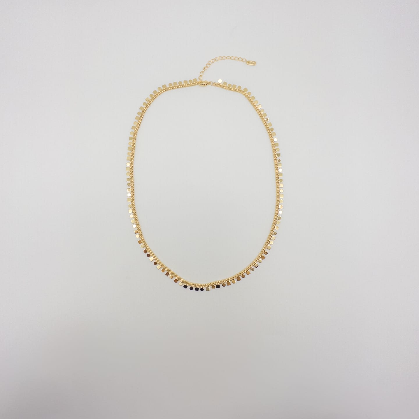 Elegante Goldfarbene Halskette Mit Feinen Plättchen-Details Und