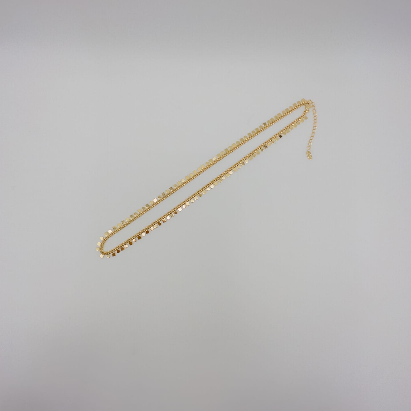 Elegante Goldfarbene Halskette Mit Feinen Plättchen-Details Und