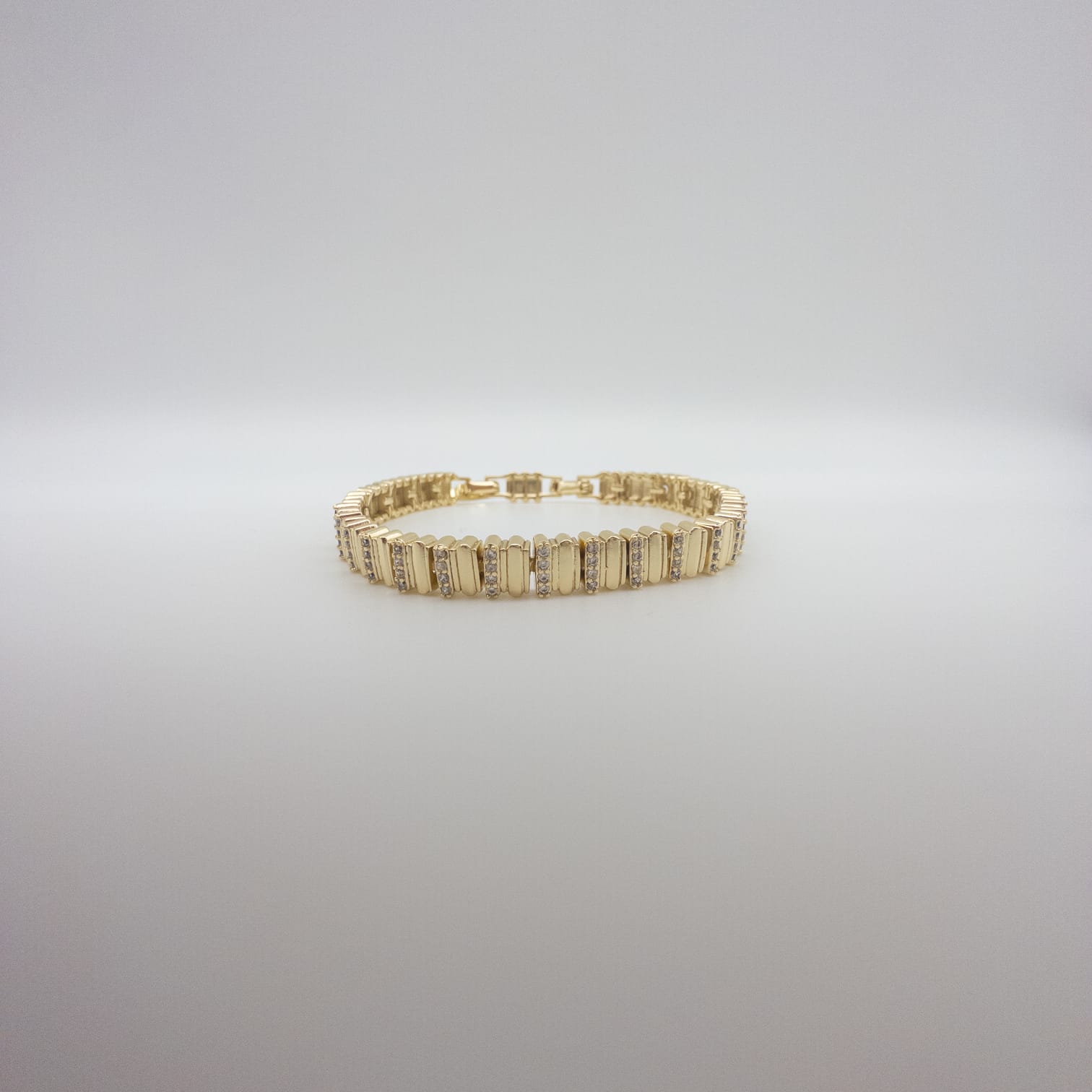Goldenes Tennis Armband Mit Zirkonia Elegantes Damenarmband