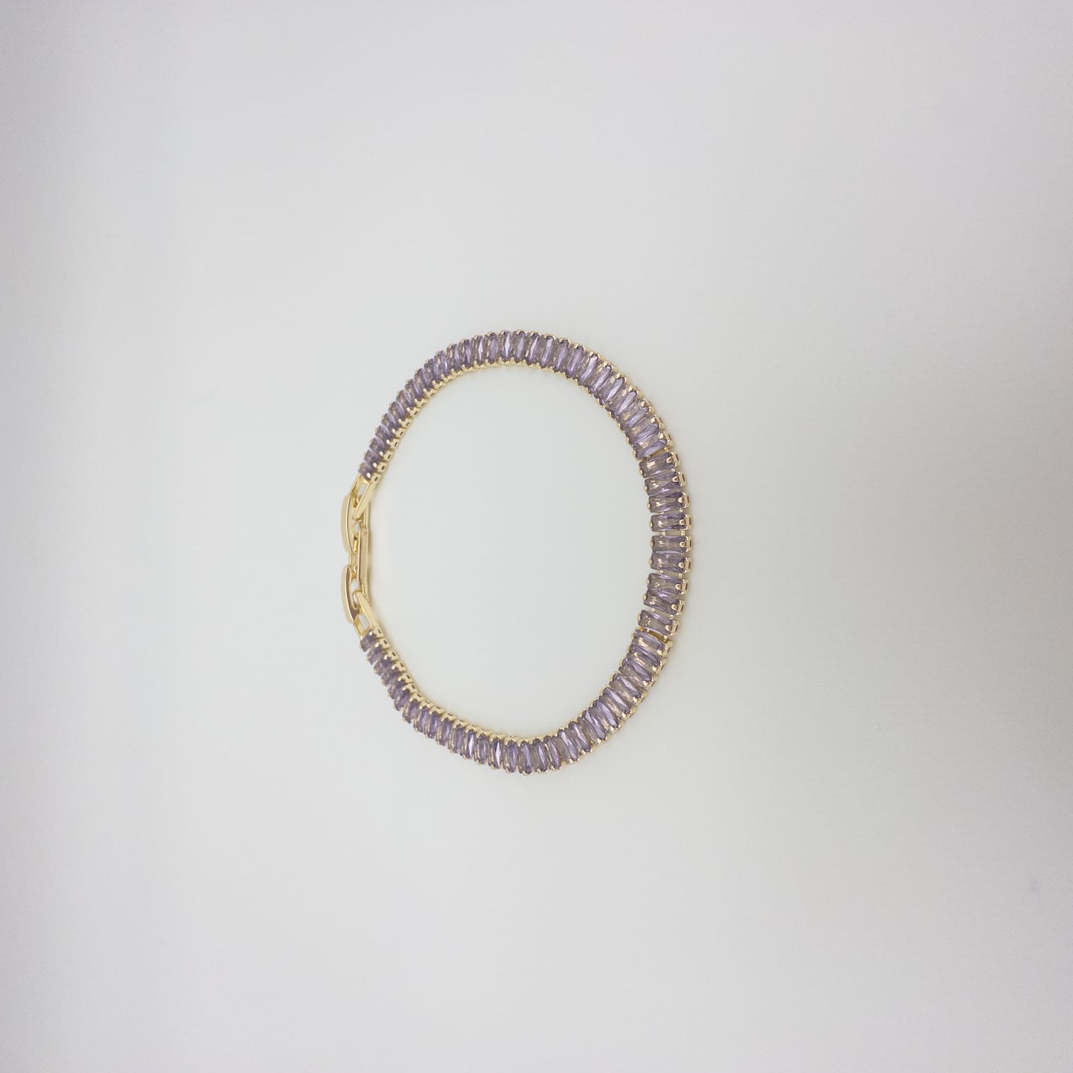 Goldenes Tennis Armband Mit Lila Zirkonia Elegantes Damenarmband