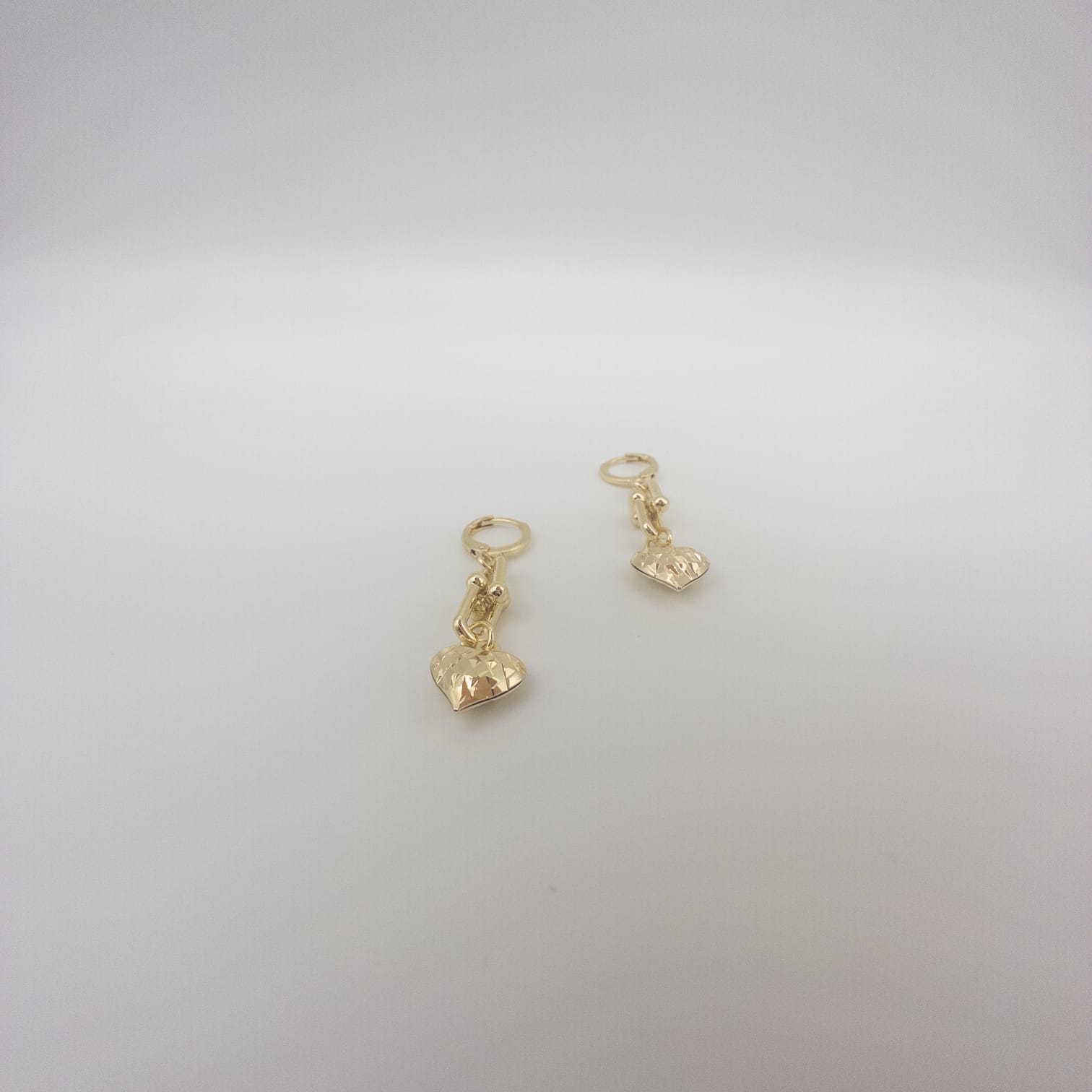 Goldfarbene Herz Hängeohrringe Mit Gliederdesign Elegante Damen