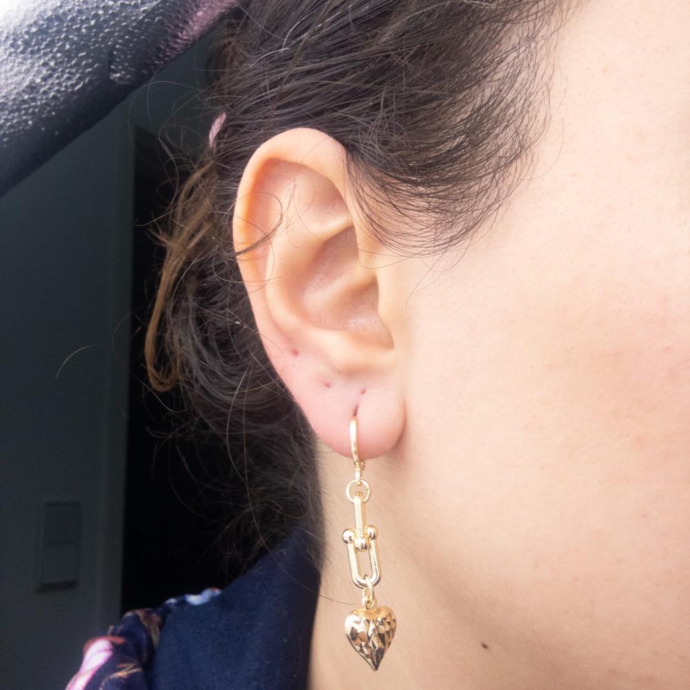 Goldfarbene Herz Hängeohrringe Mit Gliederdesign Elegante Damen