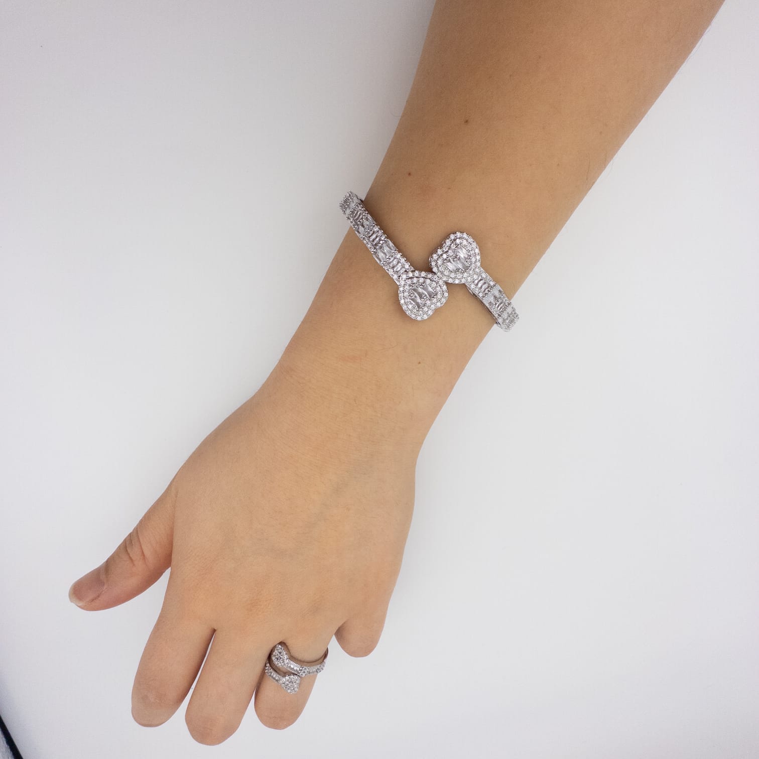 Silberfarbenes Schmuckset Mit Herz-Design Und Funkelnden