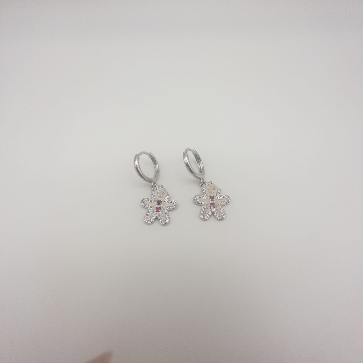 Silberfarbene Lebkuchenmann Ohrringe Mit Kristallen