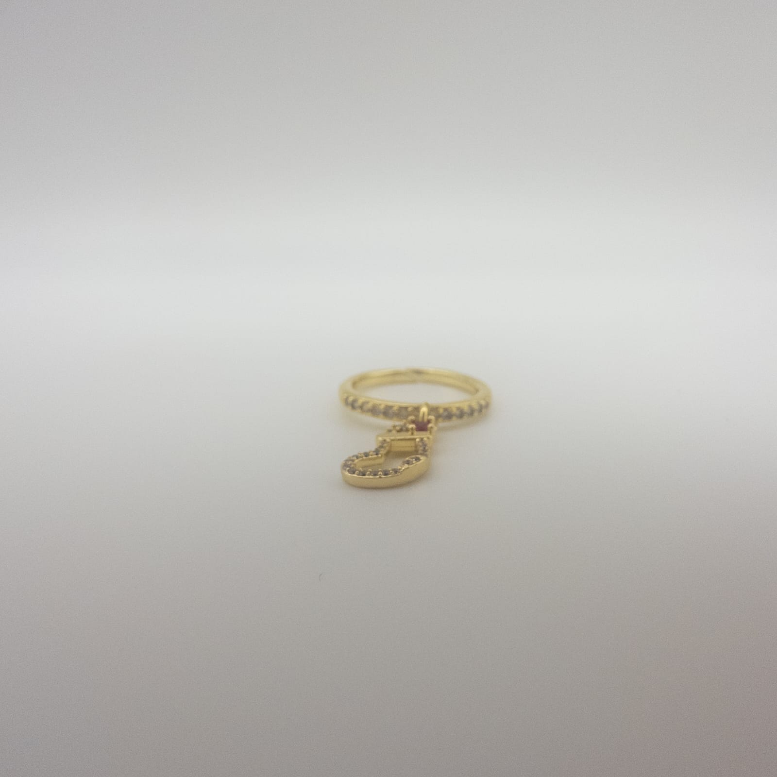 Eleganter Goldring Mit Dekorativem Anhänger Und Funkelnden