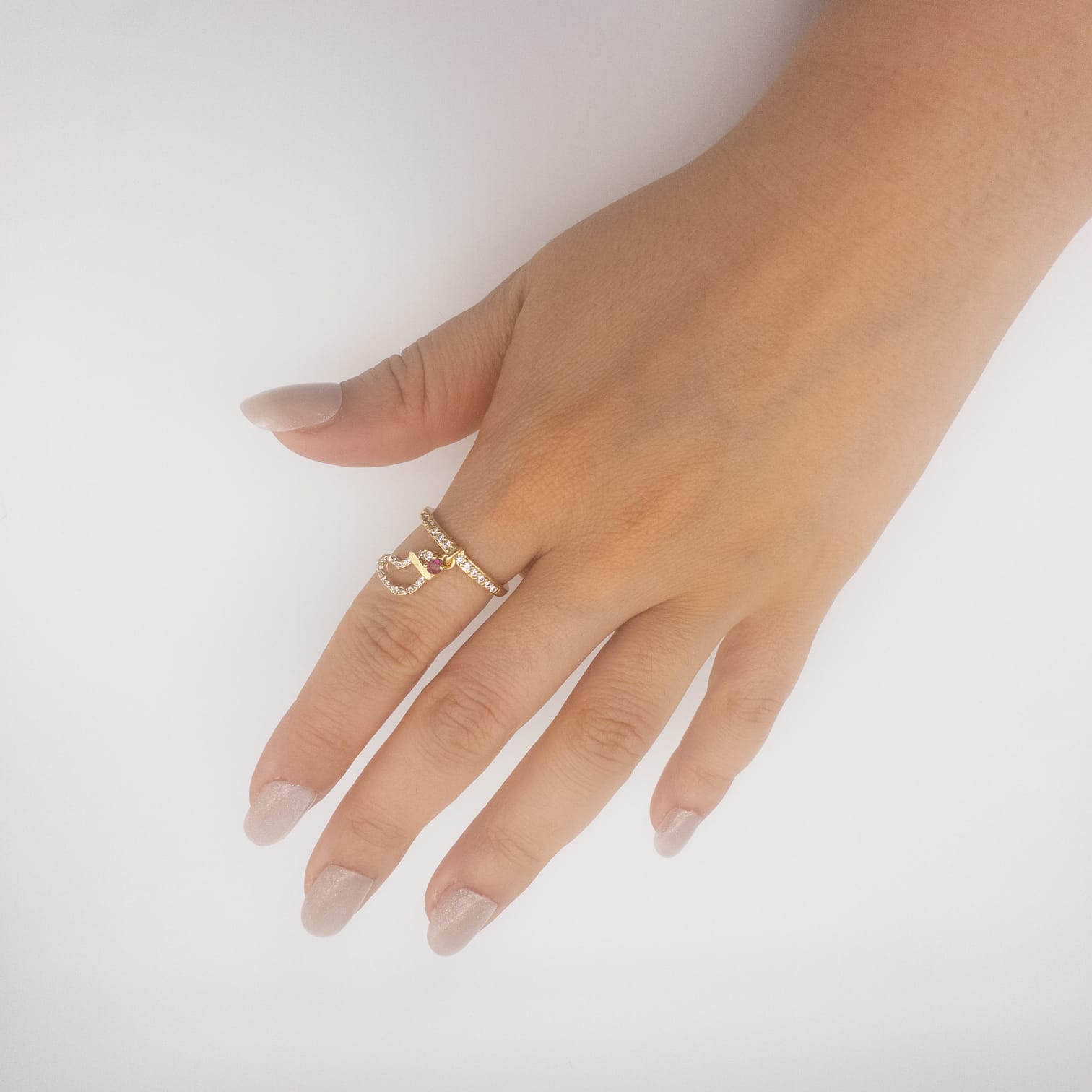 Eleganter Goldring Mit Dekorativem Anhänger Und Funkelnden