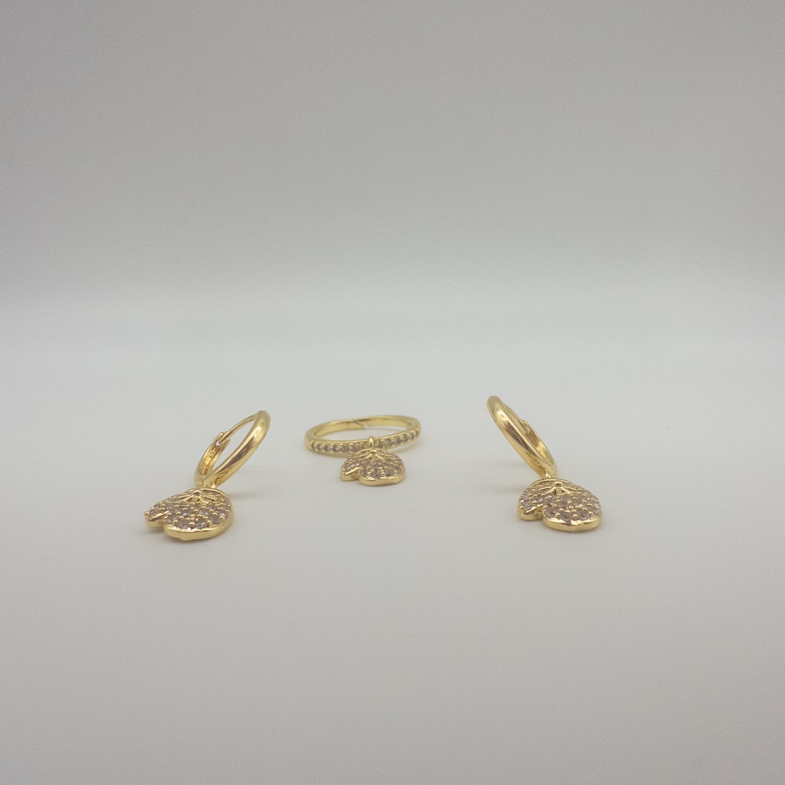 Goldfarbene Schmuckset Mit Ring Und Ohrringen Eleganter Klee
