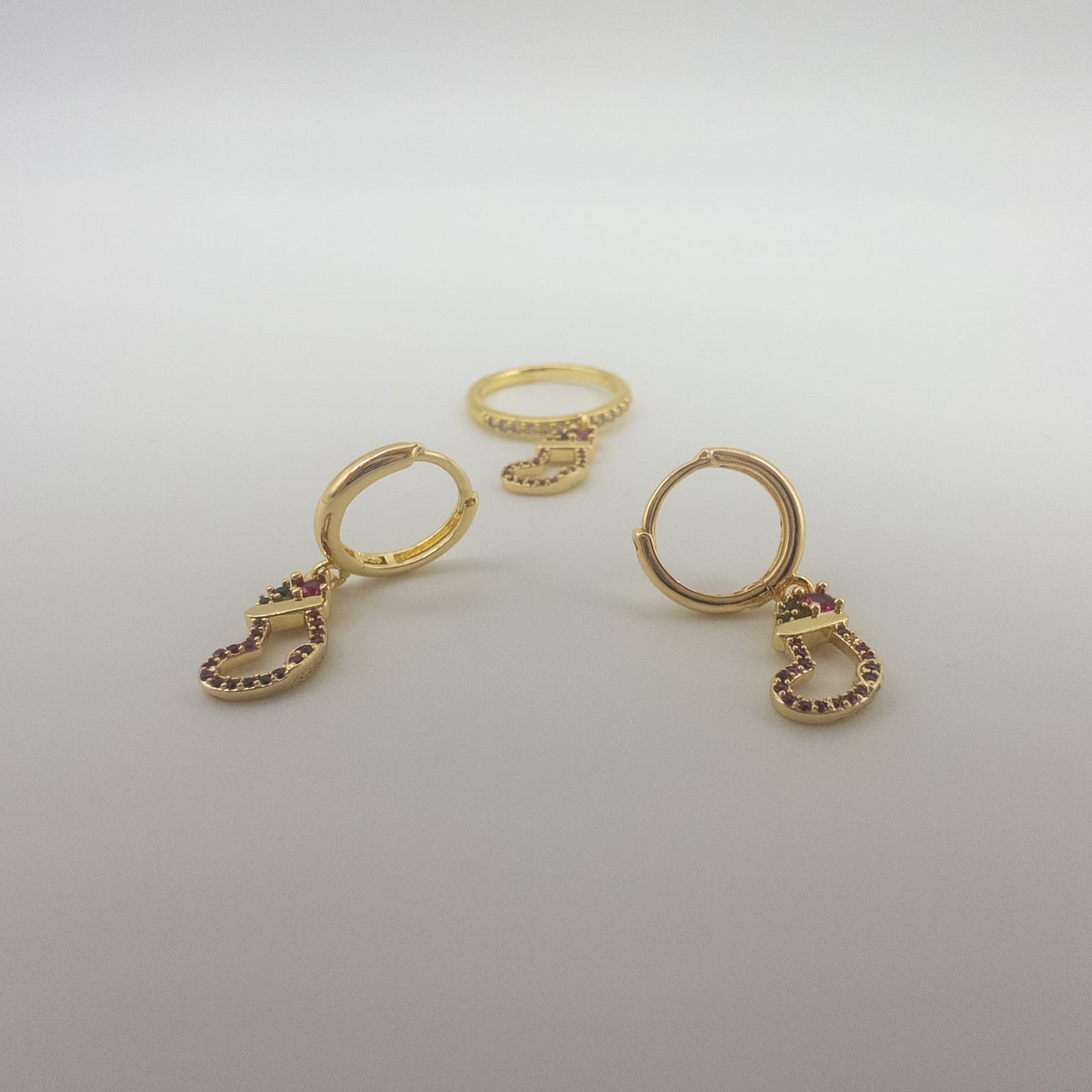 Goldfarbene Hufeisen Ohrringe Mit Passendem Ring Elegantes