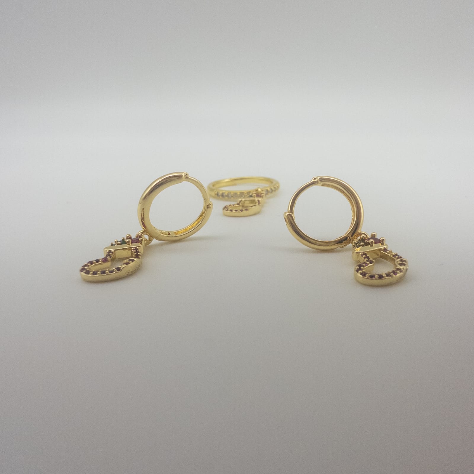Goldfarbene Hufeisen Ohrringe Mit Passendem Ring Elegantes