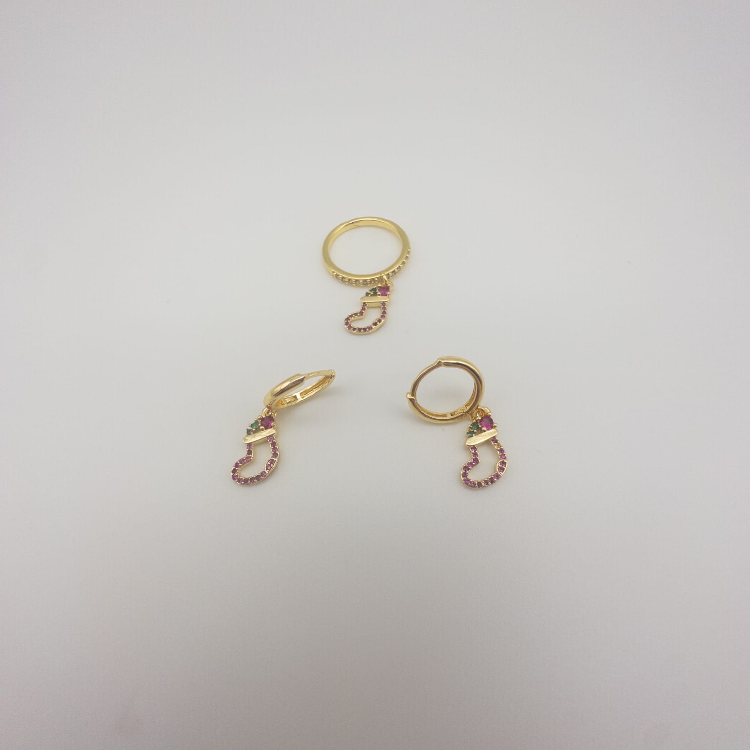 Goldfarbene Hufeisen Ohrringe Mit Passendem Ring Elegantes