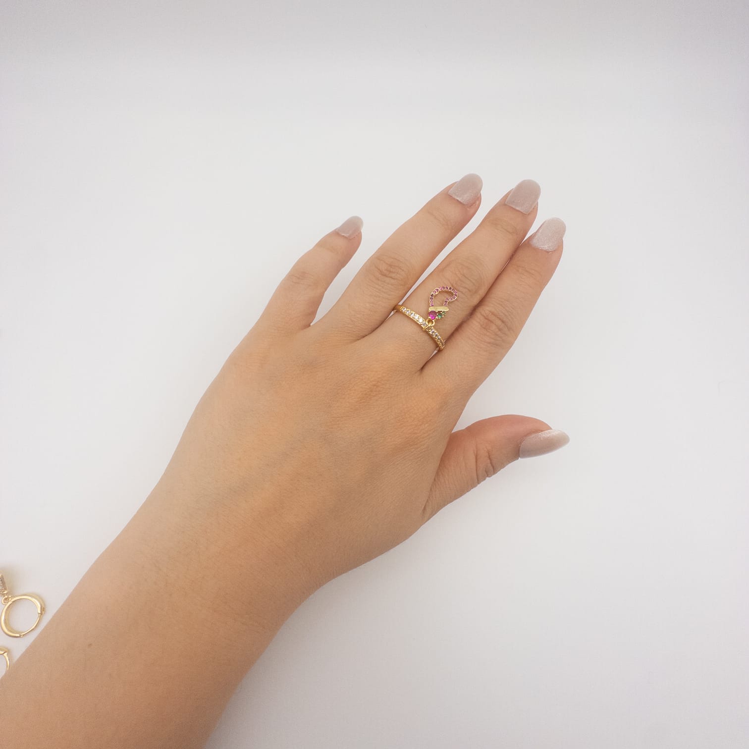 Goldfarbene Hufeisen Ohrringe Mit Passendem Ring Elegantes
