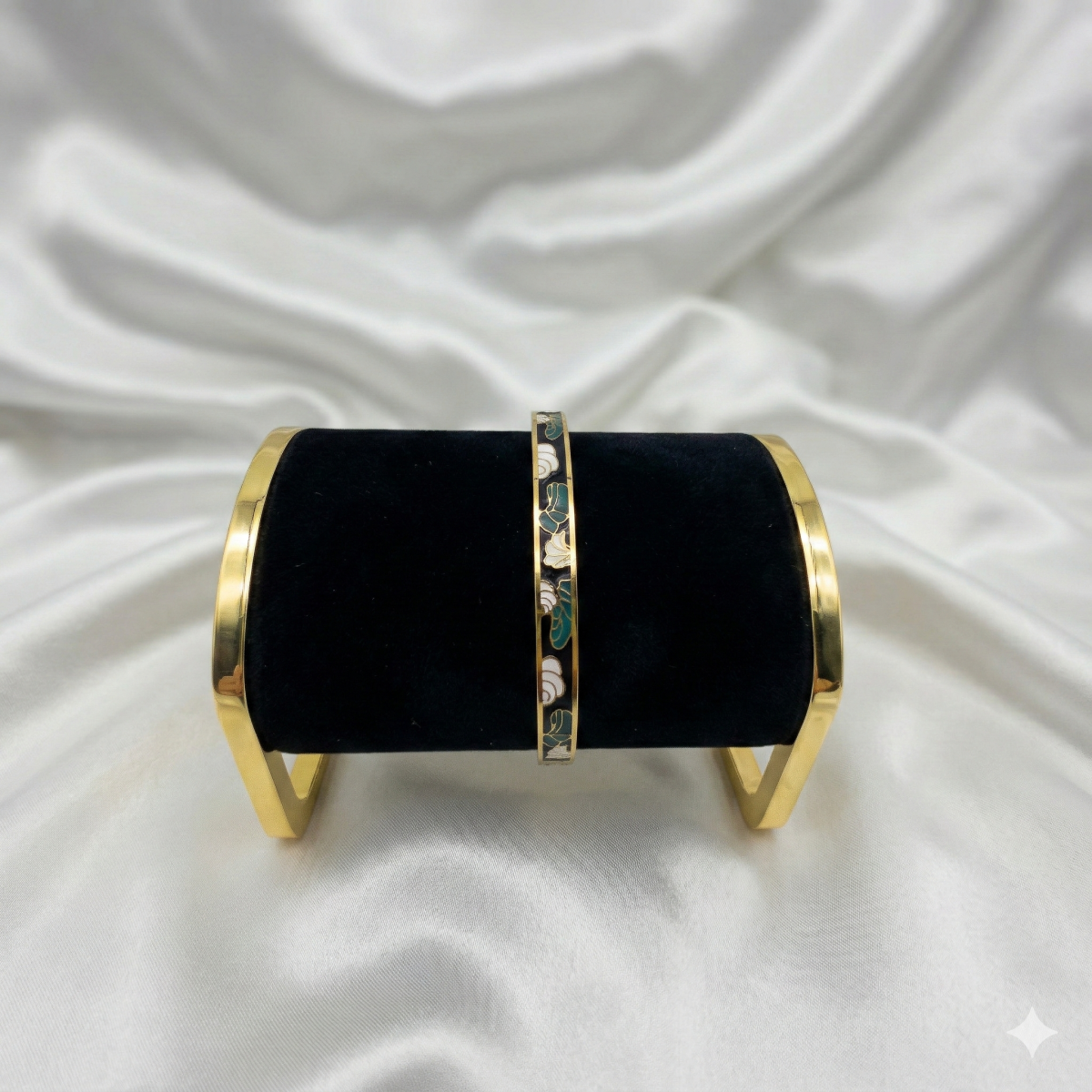Eleganter Goldfarbener Armreif Mit Kunstmuster Minimalistisches