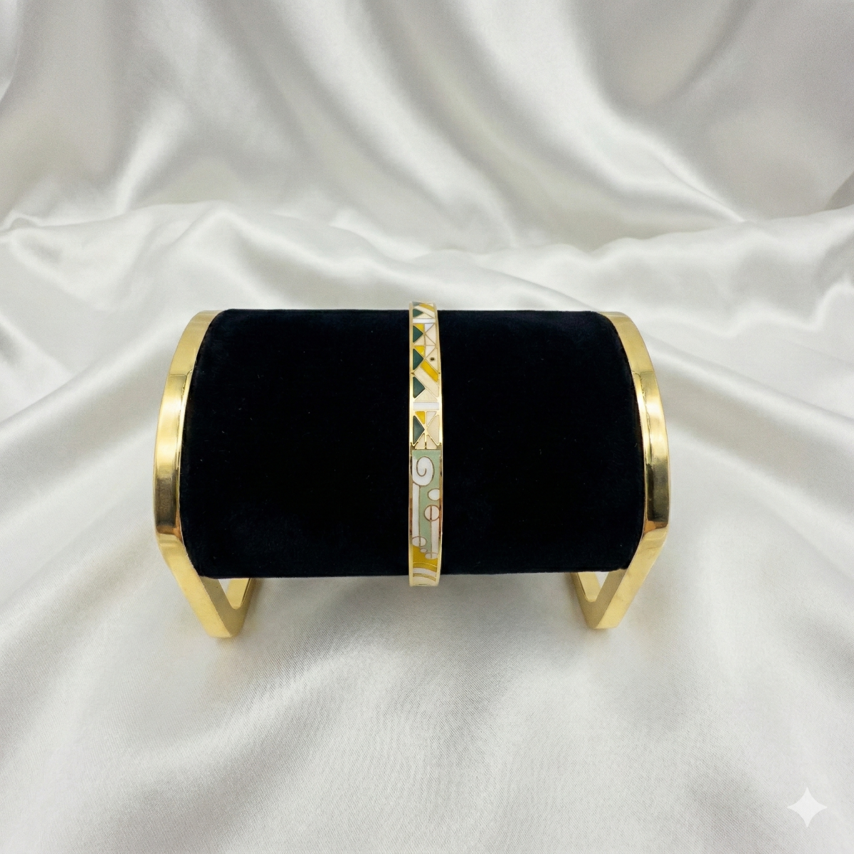 Eleganter Armreif Mit Geometrischem Muster In Gold Und Weiß