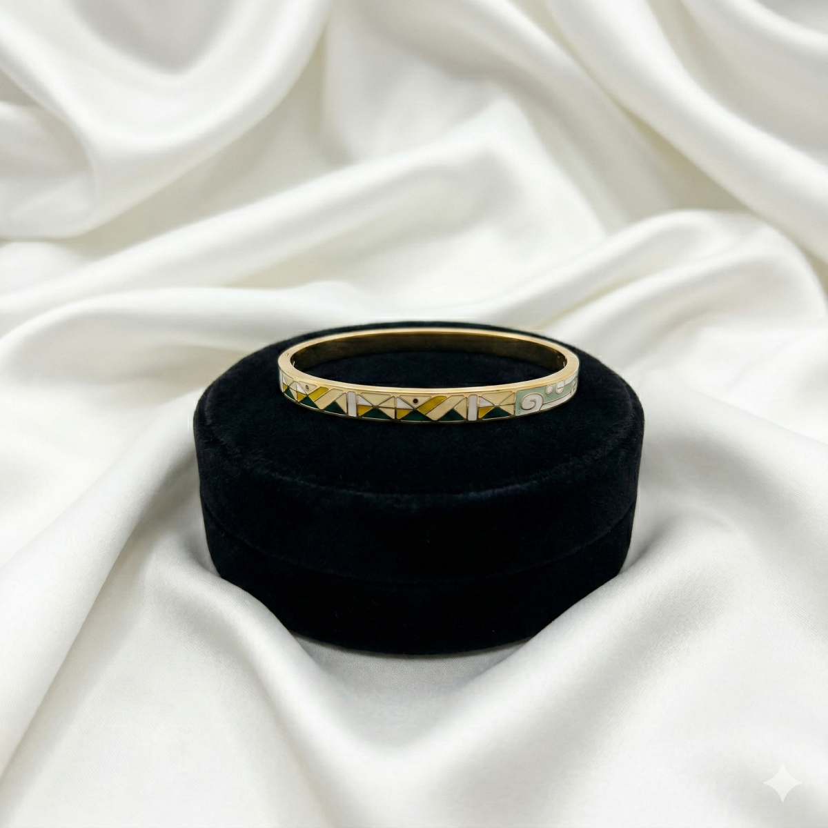 Eleganter Armreif Mit Geometrischem Muster In Gold Und Weiß
