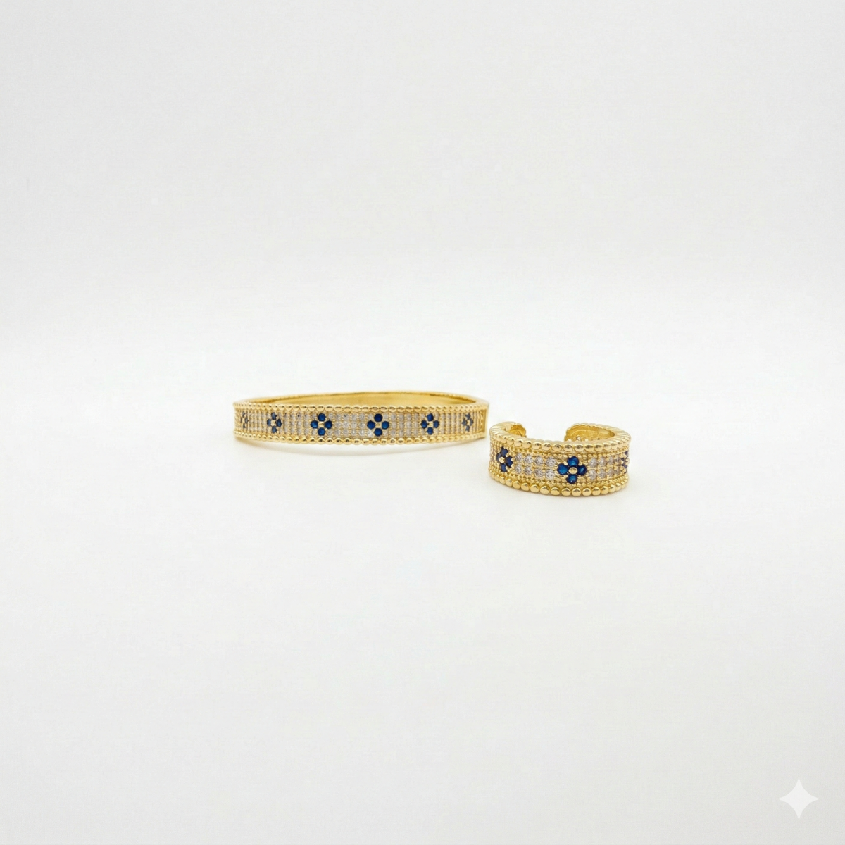 Goldfarbener Ring Mit Blauen Blüten Und Funkelnden Kristallen