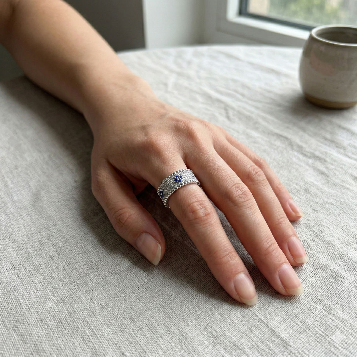 Eleganter Silberring Mit Blauen Blumenmotiven