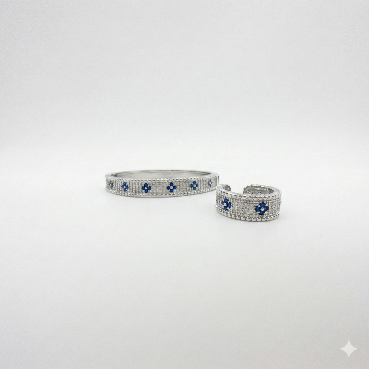 Eleganter Silberring Mit Blauen Blumenmotiven