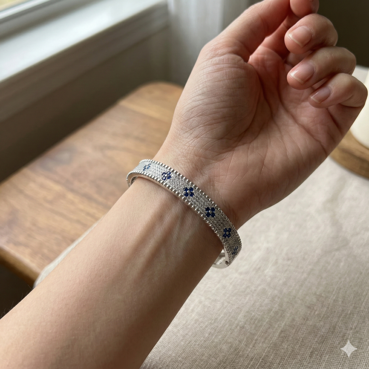 Eleganter Silberring Mit Blauen Blumenmotiven