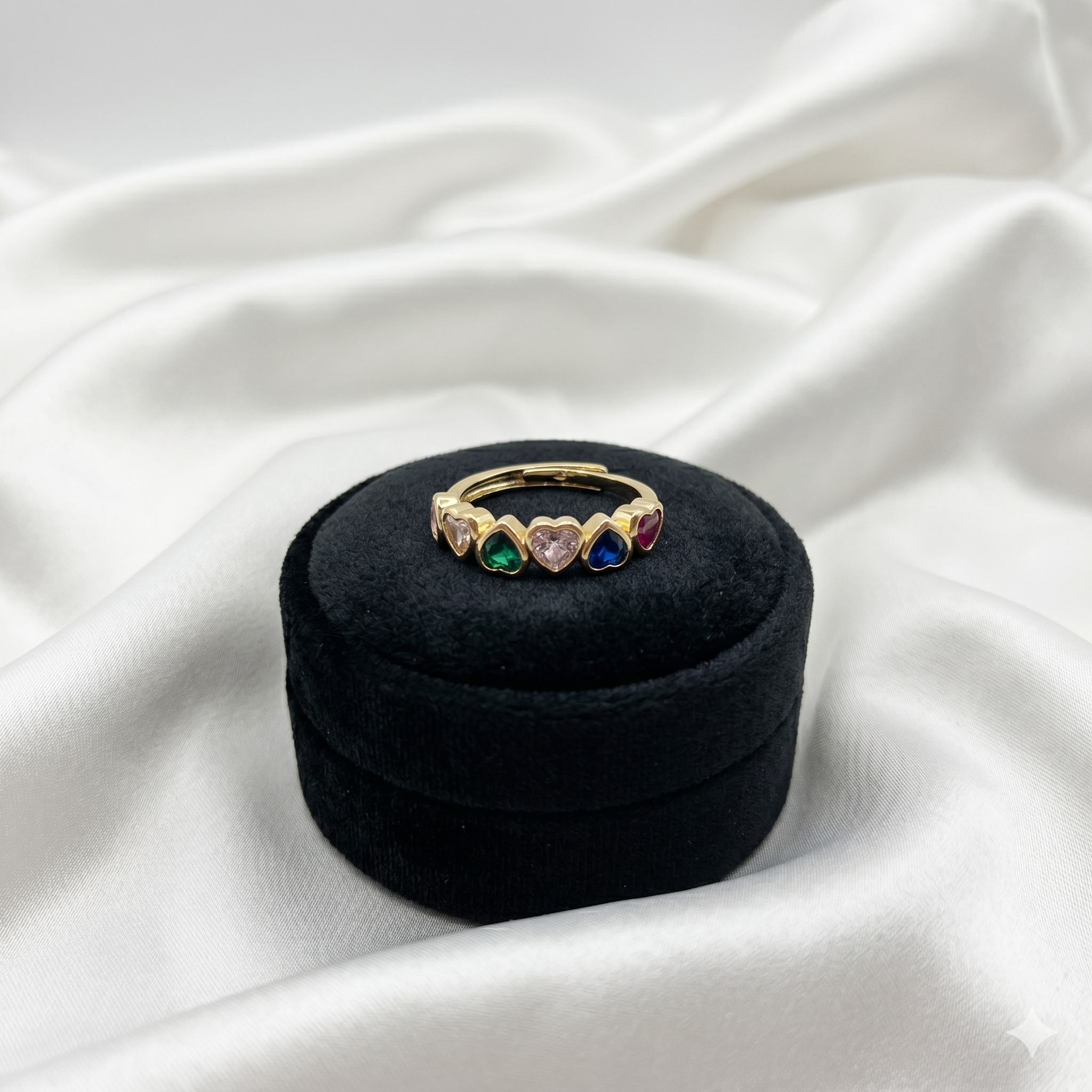 Eleganter Goldring Mit Bunten Herzsteinen